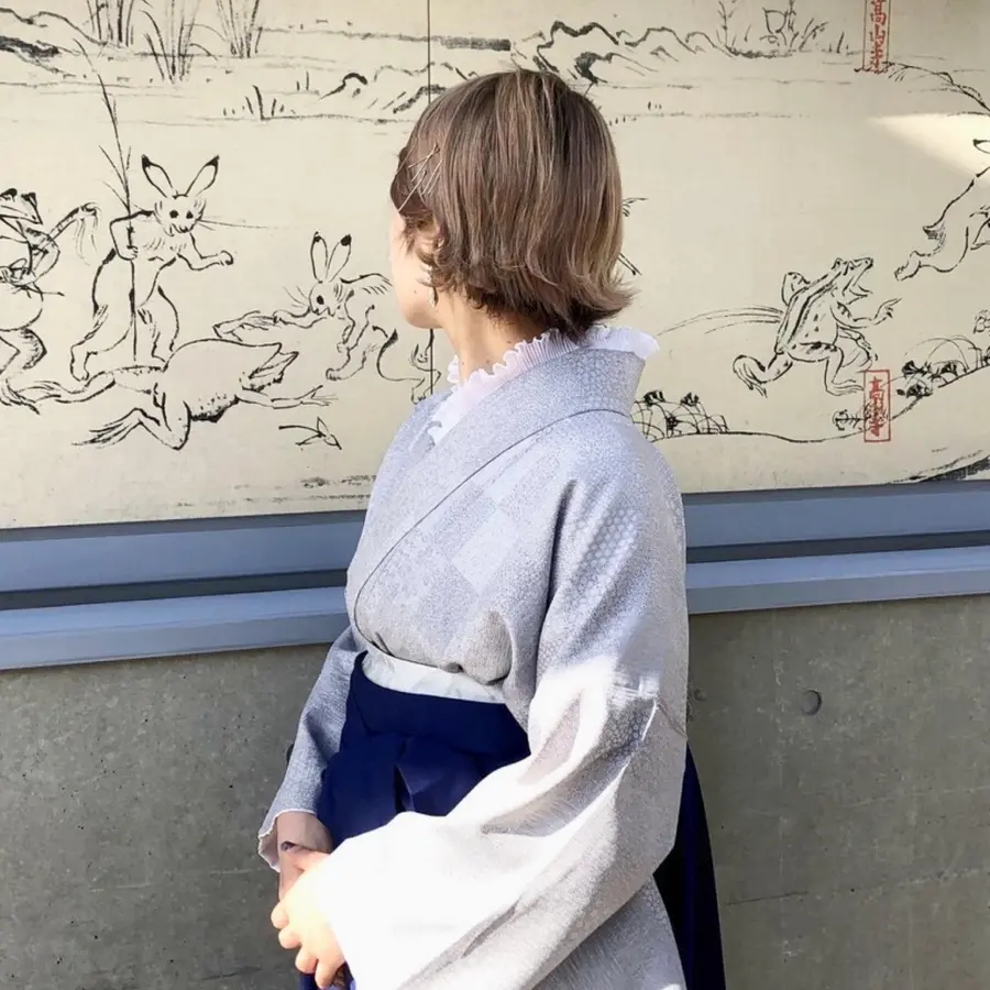A Bob Hairstyle that Suits Kimonos with Outward Curls