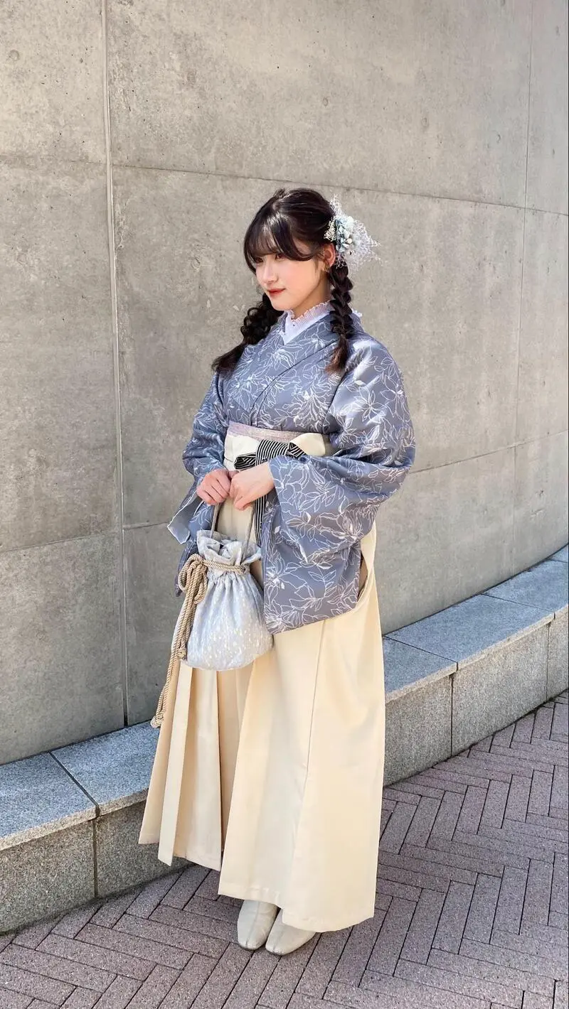 Blue-Gray Kimono with Beige Hakama Looks Cute♡ A Beautiful Girly Atmosphere💭