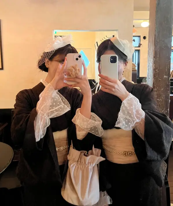 Mirror Photo! Easy to Cover Your Face with a Smartphone!