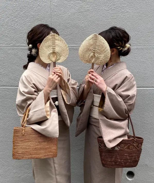 Cover Your Face with a Cute Fan! When You Face Each Other, Your Hair is Visible, Making You Look Even Cuter ♡