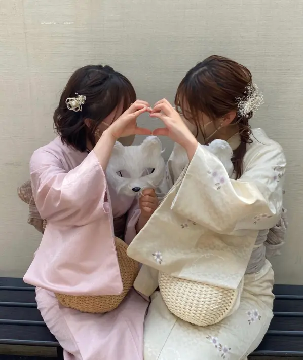 Create a Heart Shape Together with Someone and Hide Behind It ♡ It Looks Cute When You Place Your Face Inside!