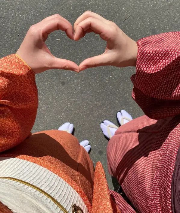 Create a Heart Shape with Your Feet and Hands and Take a Photo from Above! It's a Stylish Photo Idea ♡