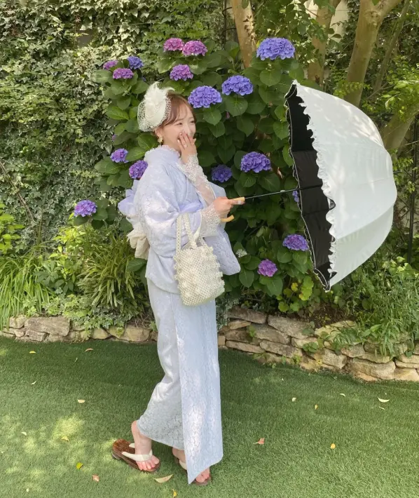 Make Use of a Stylish Parasol and Hold It in Front of You When Stepping Forward! It Creates Stylish and Cute Photos ♡