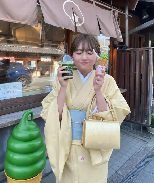 Holding Food in Both Hands Looks Travel-Ready 🍦