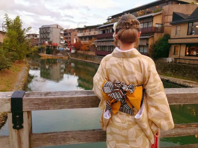 What is the recommended reservation time and return time when renting a kimono in Kyoto?