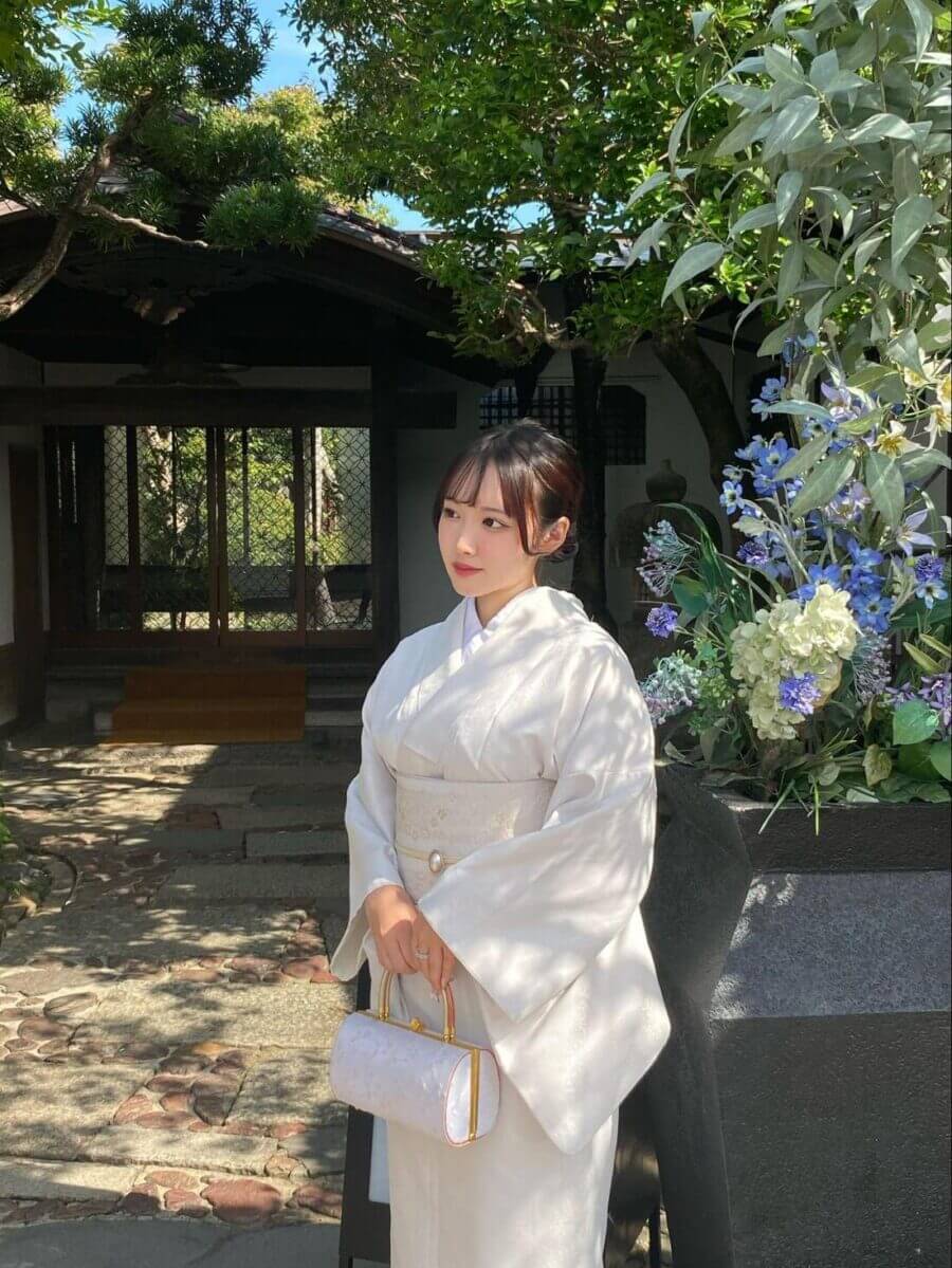 Pure white kimono and simple colored kimono coordination