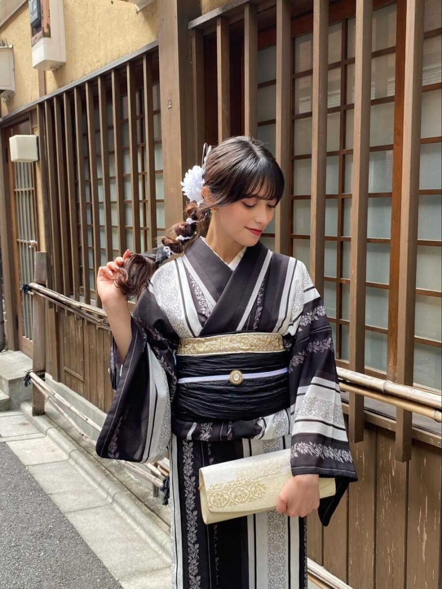 If you want to rent a kimono to Shimogamo Shrine, use Rika Wafuku.