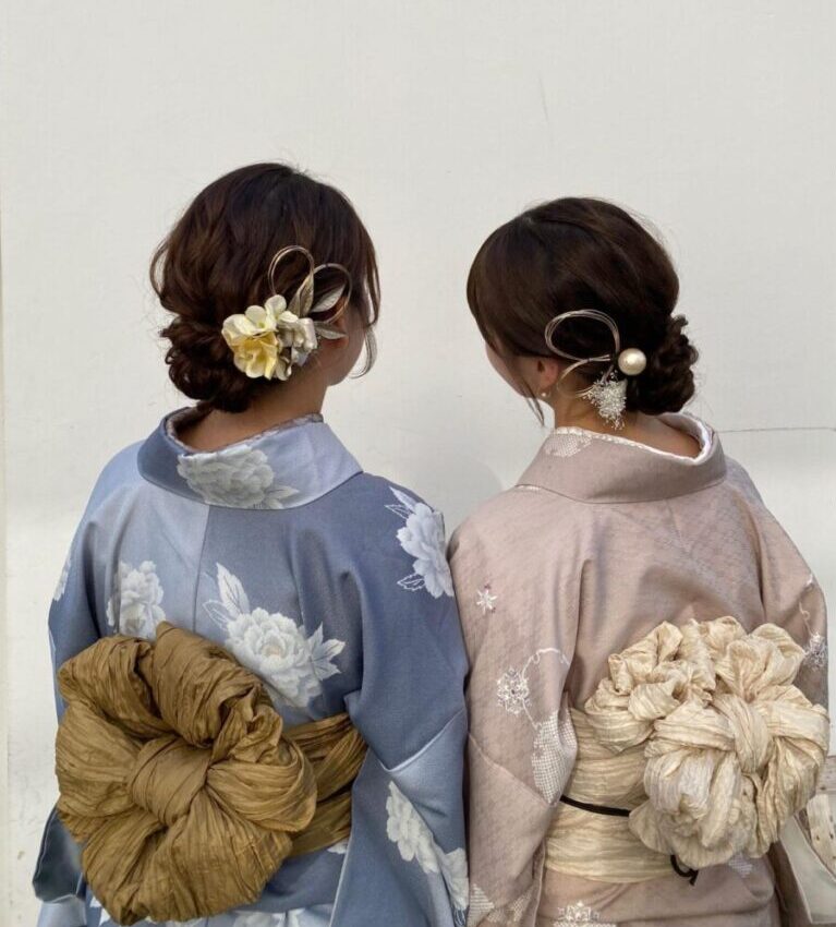 Kimono‑friendly hairstyle ideas: how to choose by hair length and age