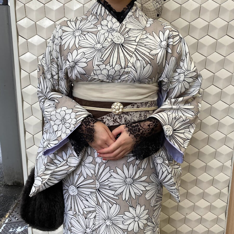 Winter Kimono Fashion: Bold Floral Patterns & Warm Accessories