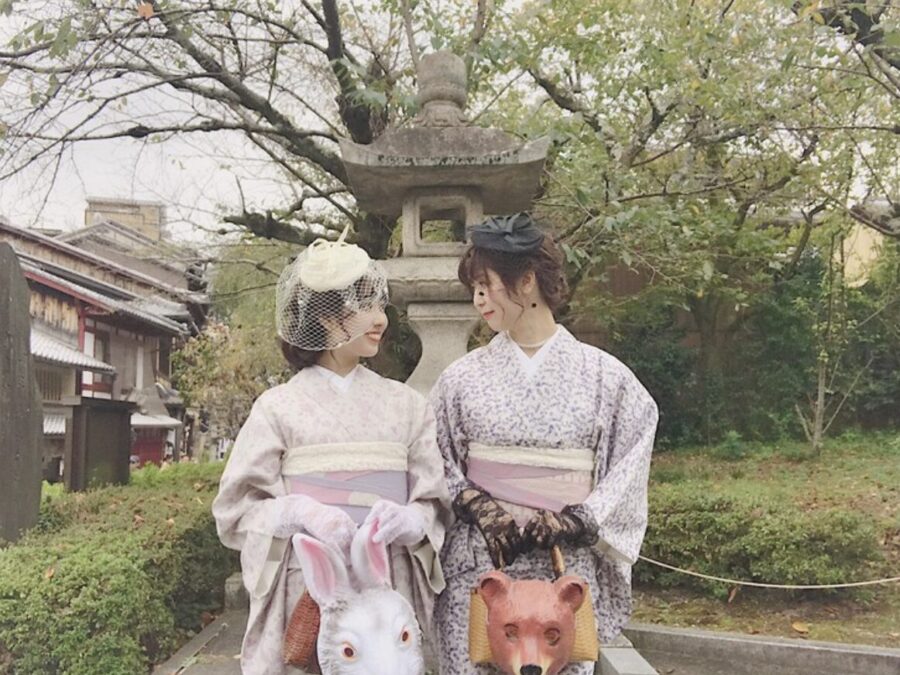 We rented kimonos at Kiyomizu temple and enjoyed exploring retro cafes!