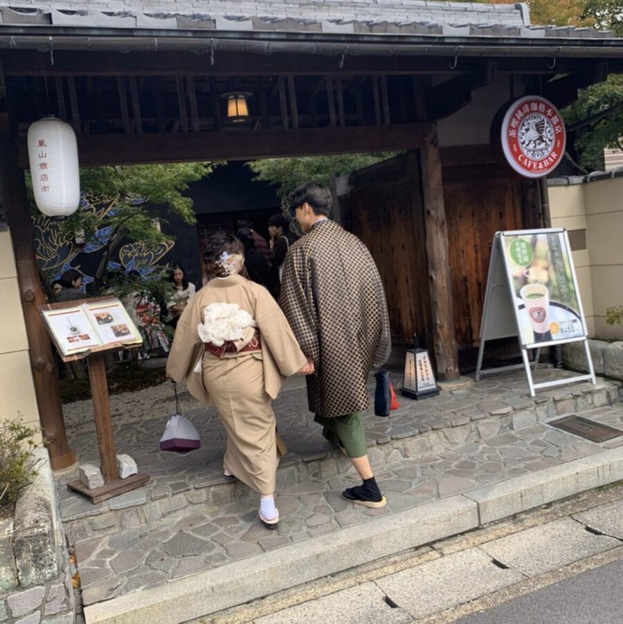 We rented kimonos as a couple in Arashiyama and enjoyed a lovely date exploring the area!