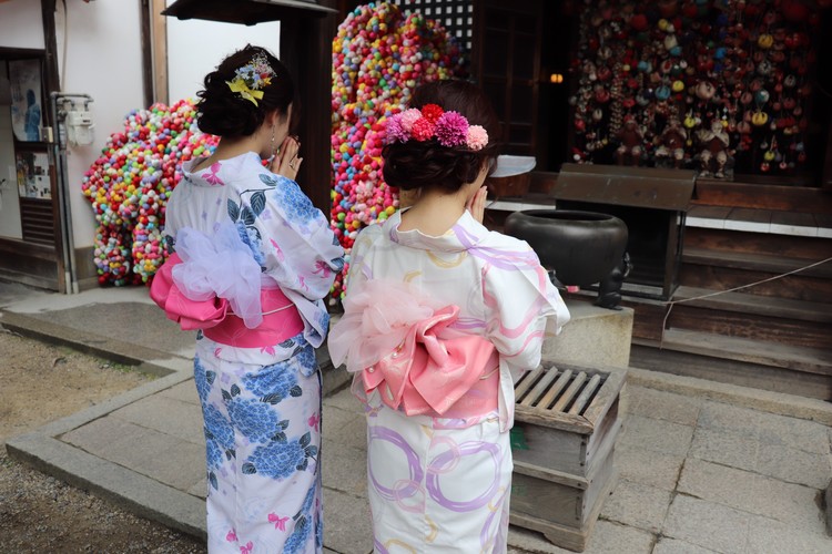 Yasaka Koshin-do Kimono Rental: Visit Kyoto’s Colorful Temple via Rikawafuku
