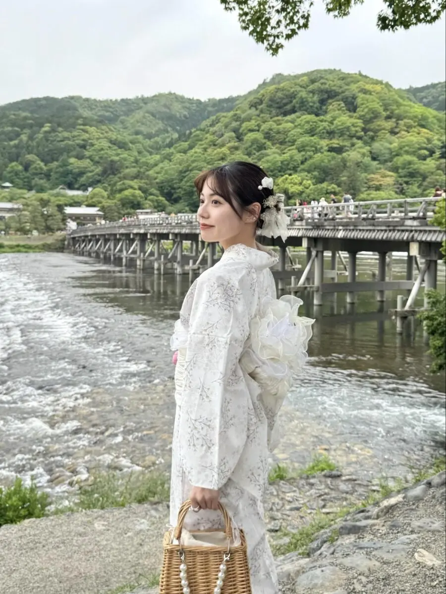 渡月橋を背景に着物レンタルで撮影|嵐山観光コース