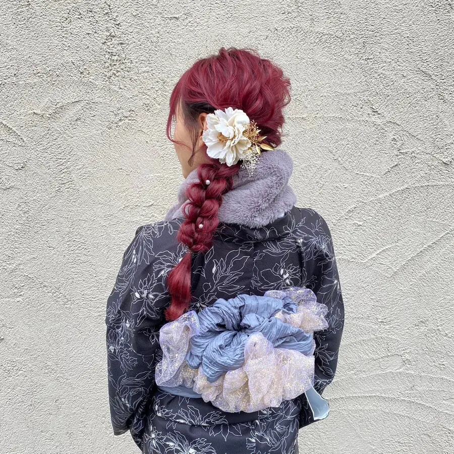 素敵なヘアカラーに合うのは編み下ろし♡大きなお花もポイント！