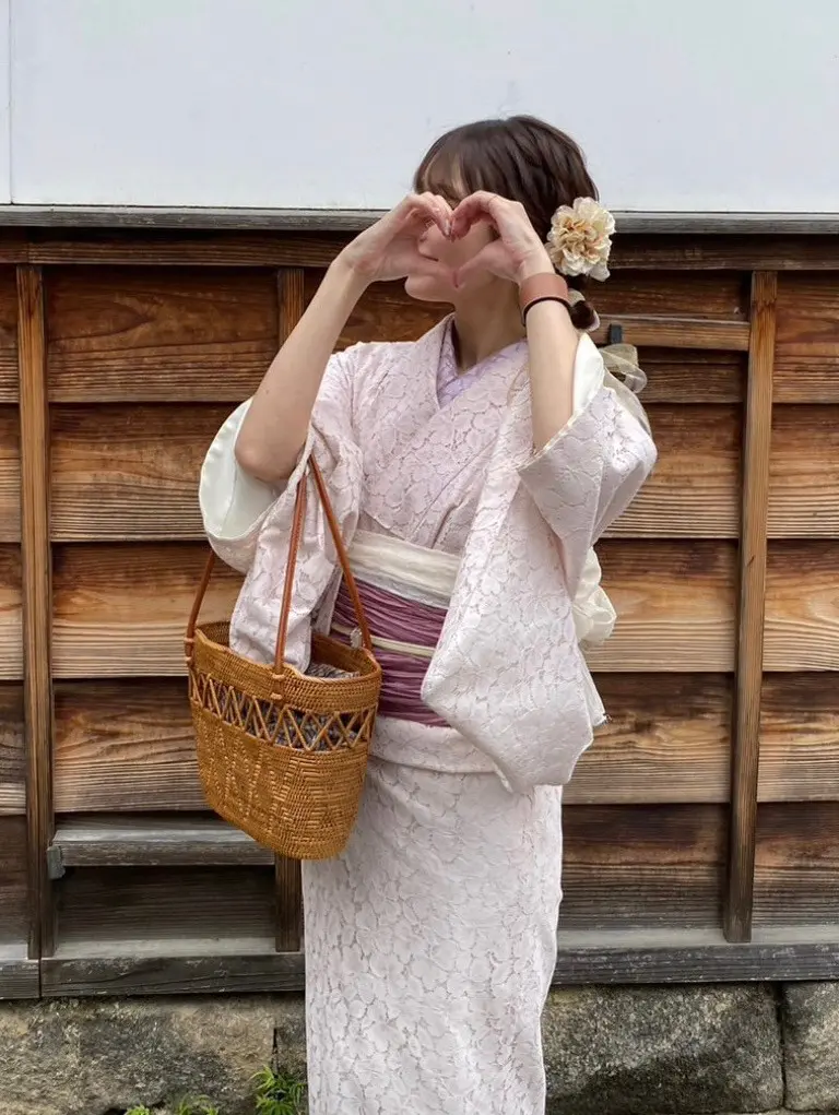 ピンクのレース着物に京都っぽい小物を合わせる大人っぽく