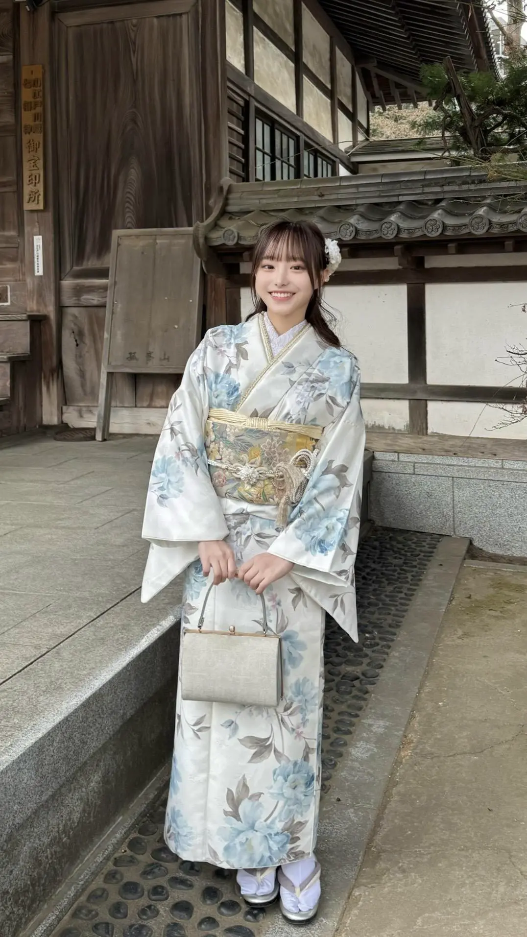 水彩画風タッチのデザインが人気！水色のお花が映える白ベースの着物です！