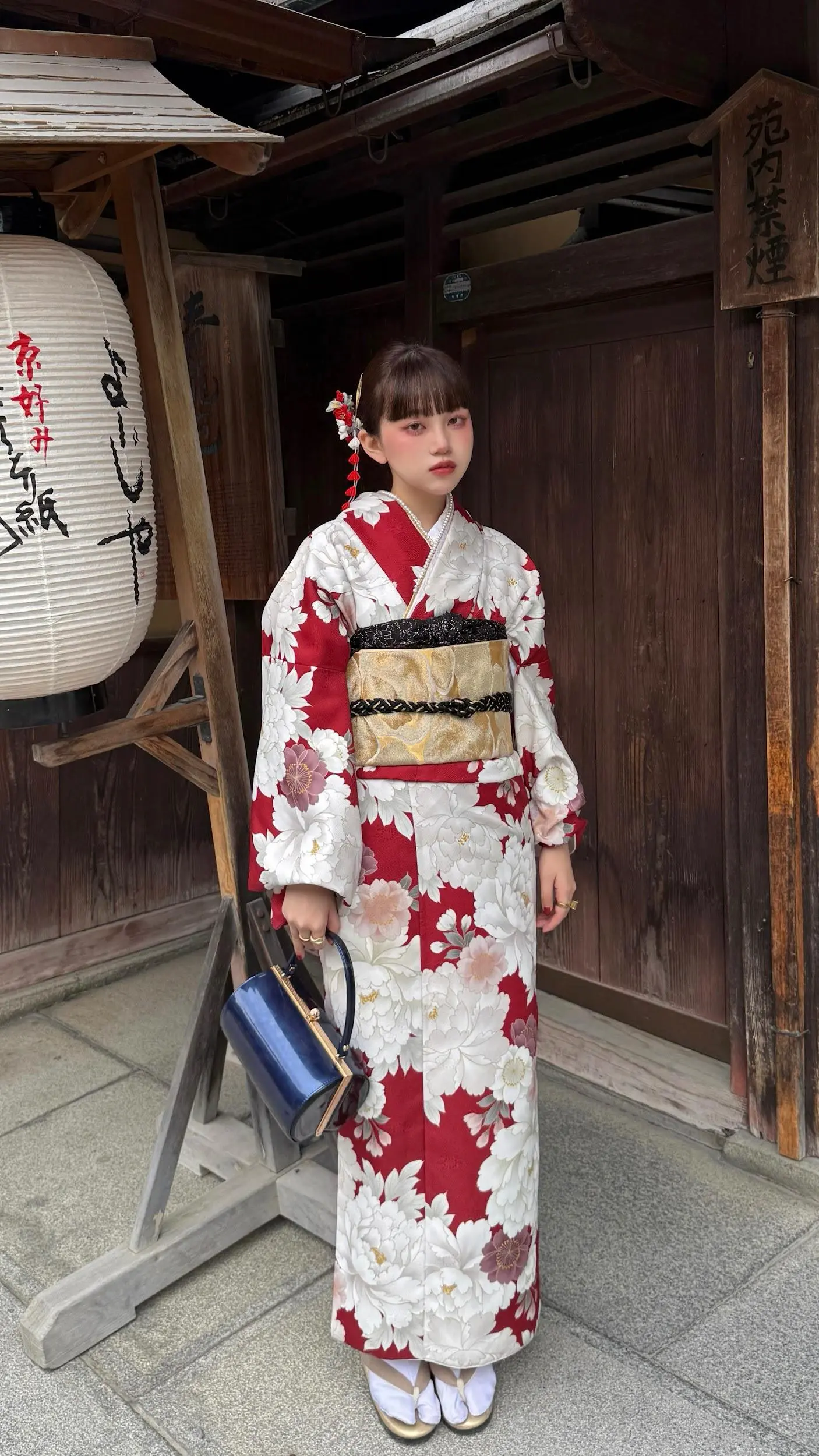 パキッと明るい印象の着物👘白のお花が豪華に咲き誇る素敵な1着です！