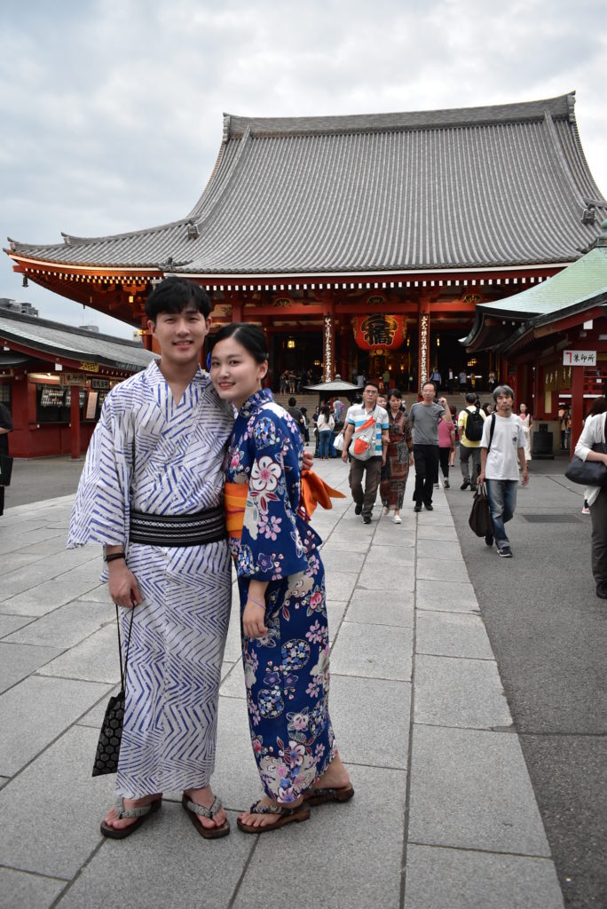 浅草寺をカップルでレンタル着物