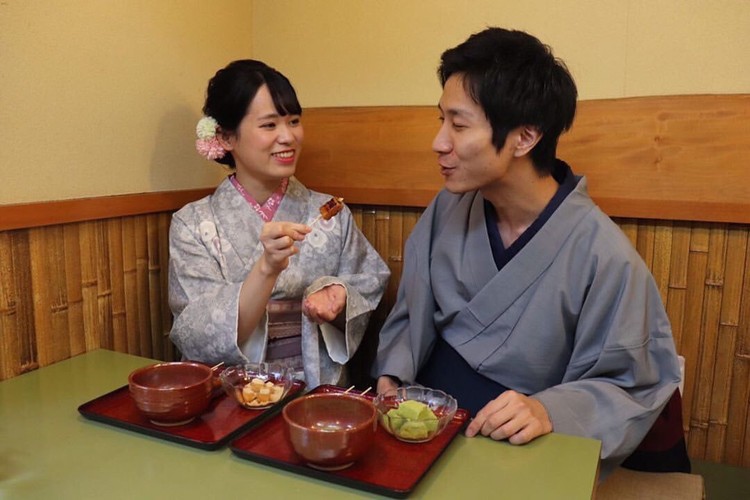 カップルで着物レンタルをして京都のみたらし団子を食べる