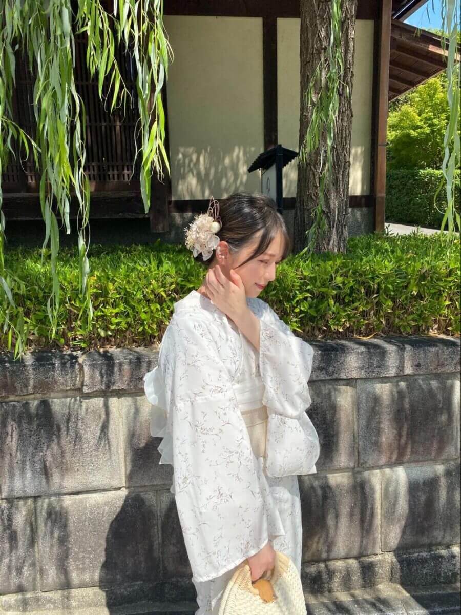 白 × くすみトーンの浴衣