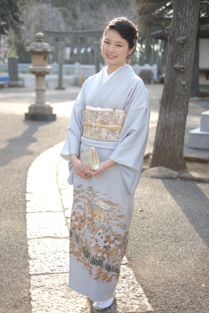 色留袖｜新郎新婦の親族や姉妹にふさわしい着物