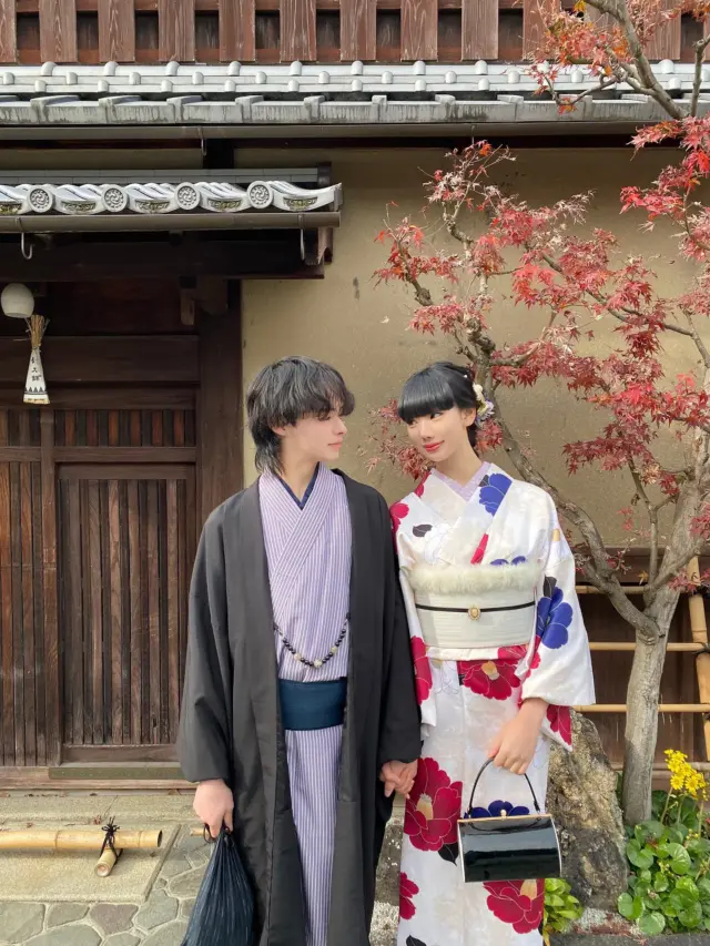 「#カップル着物 で差をつける。｣

おしゃれカップルの新定番。
リンクコーデで、和の街並みがまるで映画のワンシーンに。
選べるカラーバリエーション＆ヘアセット付き。

“映え”と“想い出”を、どっちも手に入れよう✨️

投稿がいいなと思ったら「いいね」「保存」してね🫧
⁡
⁡
⁡
________________________𓈒𓂂❁
⁡
⁡
アカウントタグ付けして投稿してみてね🫶🏻✨
⁡
➡︎ @rikawafuku_kamakura
➡︎ @rikawafuku_album
⁡
皆さんの素敵なコーデも是非見せてください🤍
⁡
________________________𓈒𓂂❁
　　
⁡
【ご利用について】
⁡
最終受付時間15:30
最終返却時間17:30
※最終返却時間の17:30を1分でも過ぎると10分毎に1000円/人の延長料金が発生致しますのでご了承ください。
⁡
________________________𓈒𓂂❁
⁡
⁡
✤ おすすめプラン ✤
着物ヘアセットプラン
※草履も含みます
(梨花和服ではどのプランでも選び放題👘!!)
⁡
⁡
✤ Recommended Plans ✤
Kimono hair set plan
(Includes zori sandals. You can choose any plan as much as you want at rikawafuku👘)
⁡
⁡
✤ 推薦方案 ✤
和服发型套装计划
(包括凉鞋。您可以选择任何您喜欢的和服，与计划无关👘）
⁡
⁡
⁡
✤ オプション ✤【1つ各500円】
刺繍襟
レースインナー
チュール
帯締め
バッグ
へこ帯
アームウォーマー
お面(フォローとタグ付けで¥500→¥0✨)
⁡
⁡
⁡
✤ ご予約について ✤
予約は𝐻𝑃から24時間可能◎
前日まで変更・キャンセルも無料です📝
⁡
⁡
✤ 𝐴𝑏𝑜𝑢𝑡 𝑅𝑒𝑠𝑒𝑟𝑣𝑎𝑡𝑖𝑜𝑛𝑠 ✤
𝑅𝑒𝑠𝑒𝑟𝑣𝑎𝑡𝑖𝑜𝑛𝑠 𝑐𝑎𝑛 𝑏𝑒 𝑚𝑎𝑑𝑒 𝑓𝑟𝑜𝑚 𝐻𝑃 𝑡𝑜 24 ℎ𝑜𝑢𝑟𝑠 ◎
𝐸𝑛𝑔𝑙𝑖𝑠ℎ 𝑎𝑣𝑎𝑖𝑙𝑎𝑏𝑙𝑒 
⁡
⁡
✤ 關於預約 ✤
可透過網站預約24小時◎
中文支援
⁡
⁡
✤ 店舗アクセス ✤
⁡
📍神奈川県鎌倉市小町2丁目12-37 ティアイビルⅡ 2-B
⁡
鎌倉店⇨JR鎌倉駅徒歩4分
⁡
⁡
⁡
皆様のご予約お待ちしております🕊

#梨花和服 #鎌倉着物レンタル #鎌倉着物 #鎌倉観光 #江ノ島観光  #鎌倉  #kamakura  #japan  #kimono 
 #カップル  #着物コーディネート  #リンクコーデ  #神社  #フォト  #着物で  #和服體驗  #和服  #和服出租  #기모노  #기모노렌탈  #👘 #🇯🇵 #커플
