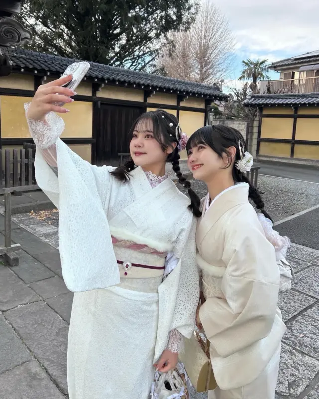 学割プランでお得に着物体験👘
⁡
⁡
学生さんは学生証提示でお得にレンタルできるよ🉐
ヘアセット付きでレース着物も選べちゃう‼︎
⁡
オプションは好きなものだけ追加可能◎
そして梨花和服は税込価格なのでわかりやすい！
⁡
是非遊びにきてね🫶🏻
⁡
⁡
⁡
投稿がいいなと思ったら「いいね」「保存」してね🫧
⁡
________________________𓈒𓂂❁
⁡
⁡
アカウントタグ付けして投稿してみてね🫶🏻✨
⁡
➡︎ @rikawafuku_kawagoe
➡︎ @rikawafuku_album
⁡
皆さんの素敵なコーデも是非見せてください🤍
⁡
________________________𓈒𓂂❁
　　
⁡
【梨花和服 川越店】
⁡
最終受付時間15:30
最終返却時間17:30
※最終返却時間の17:30を1分でも過ぎると10分毎に1000円/人の延長料金が発生致しますのでご了承ください。
⁡
________________________𓈒𓂂❁
⁡
⁡
❃ おすすめプラン ❃
着物ヘアセットプラン
(草履も込み！梨花和服ではどのプランでも選び放題👘!!)
⁡
❃ Recommend Plan ❃
Kimono hair set plan
(Includes zori sandals.You can choose any plan as much as you want at rikawafuku👘)
⁡
❃推薦方案❃
和服髮型設計方案
（附送涼鞋。有了梨花和服，你可以選擇任何你想要的方案👘)
⁡
❃ 추천 플랜 ❃
기모노 헤어 세트 플랜
(신발 포함！이화 일본옷에서는 어떤 플랜에서도 선택 무제한👘!!)
⁡
________________________𓈒𓂂❁
⁡
⁡
✤ オプション ✤【1つ各500円】
刺繍襟
レースインナー
チュール
帯締め
バッグ
へこ帯
アームウォーマー
お面(フォローとタグ付けで¥500→¥0✨)
⁡
________________________𓈒𓂂❁
⁡
⁡
✤ ご予約について ✤
予約は𝐻𝑃から24時間可能◎
前日まで変更・キャンセルも無料です📝
⁡
✤ 𝐴𝑏𝑜𝑢𝑡 𝑅𝑒𝑠𝑒𝑟𝑣𝑎𝑡𝑖𝑜𝑛𝑠 ✤
𝑅𝑒𝑠𝑒𝑟𝑣𝑎𝑡𝑖𝑜𝑛𝑠 𝑐𝑎𝑛 𝑏𝑒 𝑚𝑎𝑑𝑒 𝑓𝑟𝑜𝑚 𝐻𝑃 𝑡𝑜 24 ℎ𝑜𝑢𝑟𝑠 ◎
𝐸𝑛𝑔𝑙𝑖𝑠ℎ 𝑎𝑣𝑎𝑖𝑙𝑎𝑏𝑙𝑒 
⁡
✤ 關於預約 ✤
可透過網站預約24小時◎
中文支援
⁡
✤ 예약 정보 ✤
예약은 𝐻𝑃에서 24시간 가능◎
전날까지 변경・캔슬도 무료입니다📝
⁡
________________________𓈒𓂂❁
⁡
⁡
✤ 店舗アクセス ✤
⁡
📍埼玉県川越市新富町1丁目3-5 𝐴𝑐𝑡𝑟𝑒𝑒 𝐾𝑎𝑤𝑎𝑔𝑜𝑒 7𝐹
⁡
川越店➡︎
本川越駅より徒歩2分
川越市駅より徒歩9分
川越駅より徒歩14分
⁡
⁡
⁡
皆様のご予約お待ちしております🕊
⁡
⁡
#梨花和服 #川越着物レンタル #川越着物 #小江戸川越 #kimono #kimonorental #기모노 #기모노체험 #기모노렌탈 #和服體驗 #学割 #kawagoe #和服 #wafuku