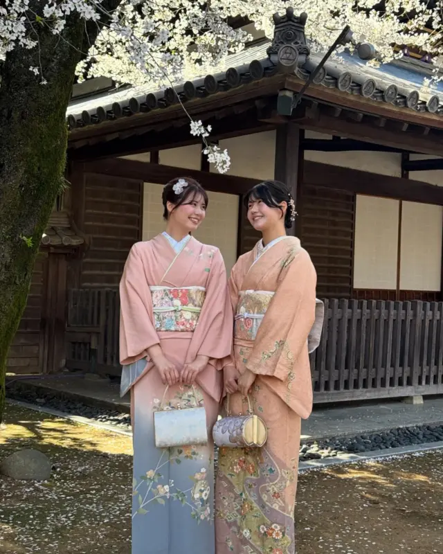 訪問着を着て大人川越ぶらり旅💭
⁡
⁡
ちょっと背伸びして訪問着をレンタル👠
格式高い訪問着で大人っぽい雰囲気に✨
⁡
小物類やヘアセット、必要なものは全て込みで15,000円！
⁡
ひとつひとつ丁寧に選んだお着物や帯。
贅沢な着物体験をしてみませんか？
⁡
⁡
⁡
⁡
投稿がいいなと思ったら「いいね」「保存」してね🫧
⁡
________________________𓈒𓂂❁
⁡
⁡
アカウントタグ付けして投稿してみてね🫶🏻✨
⁡
➡︎ @rikawafuku_kawagoe
➡︎ @rikawafuku_album
⁡
皆さんの素敵なコーデも是非見せてください🤍
⁡
________________________𓈒𓂂❁
　　
⁡
【梨花和服 川越店】
⁡
最終受付時間15:30
最終返却時間17:30
※最終返却時間の17:30を1分でも過ぎると10分毎に1000円/人の延長料金が発生致しますのでご了承ください。
⁡
________________________𓈒𓂂❁
⁡
⁡
❃ おすすめプラン ❃
着物ヘアセットプラン
(草履も込み！梨花和服ではどのプランでも選び放題👘!!)
⁡
❃ Recommend Plan ❃
Kimono hair set plan
(Includes zori sandals.You can choose any plan as much as you want at rikawafuku👘)
⁡
❃推薦方案❃
和服髮型設計方案
（附送涼鞋。有了梨花和服，你可以選擇任何你想要的方案👘)
⁡
❃ 추천 플랜 ❃
기모노 헤어 세트 플랜
(신발 포함！이화 일본옷에서는 어떤 플랜에서도 선택 무제한👘!!)
⁡
________________________𓈒𓂂❁
⁡
⁡
✤ オプション ✤【1つ各500円】
刺繍襟
レースインナー
チュール
帯締め
バッグ
へこ帯
アームウォーマー
お面(フォローとタグ付けで¥500→¥0✨)
⁡
________________________𓈒𓂂❁
⁡
⁡
✤ ご予約について ✤
予約は𝐻𝑃から24時間可能◎
前日まで変更・キャンセルも無料です📝
⁡
✤ 𝐴𝑏𝑜𝑢𝑡 𝑅𝑒𝑠𝑒𝑟𝑣𝑎𝑡𝑖𝑜𝑛𝑠 ✤
𝑅𝑒𝑠𝑒𝑟𝑣𝑎𝑡𝑖𝑜𝑛𝑠 𝑐𝑎𝑛 𝑏𝑒 𝑚𝑎𝑑𝑒 𝑓𝑟𝑜𝑚 𝐻𝑃 𝑡𝑜 24 ℎ𝑜𝑢𝑟𝑠 ◎
𝐸𝑛𝑔𝑙𝑖𝑠ℎ 𝑎𝑣𝑎𝑖𝑙𝑎𝑏𝑙𝑒 
⁡
✤ 關於預約 ✤
可透過網站預約24小時◎
中文支援
⁡
✤ 예약 정보 ✤
예약은 𝐻𝑃에서 24시간 가능◎
전날까지 변경・캔슬도 무료입니다📝
⁡
________________________𓈒𓂂❁
⁡
⁡
✤ 店舗アクセス ✤
⁡
📍埼玉県川越市新富町1丁目3-5 𝐴𝑐𝑡𝑟𝑒𝑒 𝐾𝑎𝑤𝑎𝑔𝑜𝑒 7𝐹
⁡
川越店➡︎
本川越駅より徒歩2分
川越市駅より徒歩9分
川越駅より徒歩14分
⁡
⁡
⁡
皆様のご予約お待ちしております🕊
⁡
⁡
#梨花和服 #川越着物レンタル #川越着物 #小江戸川越 #kimono #kimonorental #기모노 #기모노체험 #기모노렌탈 #和服體驗 #訪問着 #訪問服 #wafuku #訪問着レンタル #お宮参り #七五三 #結婚式参列
