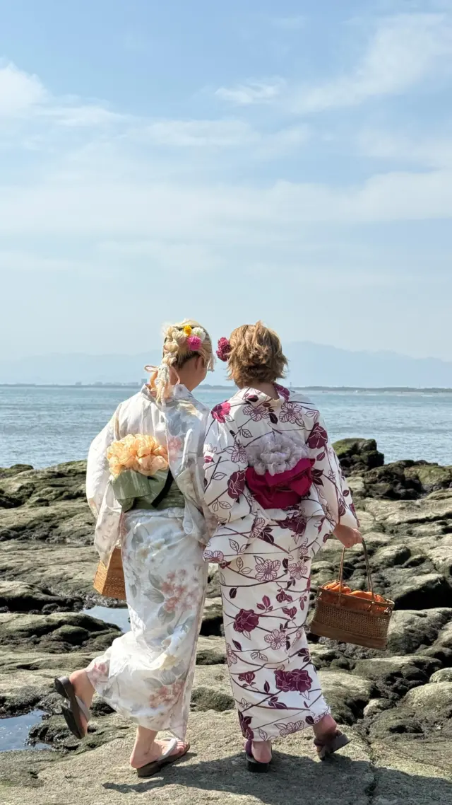 ひと足お先に江ノ島浴衣旅🚃

浴衣は5月中旬から展開予定✨️

#女子旅 #浴衣レンタル #江ノ島 #夏の思い出 

投稿がいいなと思ったら「いいね」「保存」してね🫧
⁡
⁡
⁡
________________________𓈒𓂂❁
⁡
⁡
アカウントタグ付けして投稿してみてね🫶🏻✨
⁡
➡︎ @rikawafuku_kamakura
➡︎ @rikawafuku_album
⁡
皆さんの素敵なコーデも是非見せてください🤍
⁡
________________________𓈒𓂂❁
　　
⁡
【ご利用について】
⁡
最終受付時間15:30
最終返却時間17:30
※最終返却時間の17:30を1分でも過ぎると10分毎に1000円/人の延長料金が発生致しますのでご了承ください。
⁡
________________________𓈒𓂂❁
⁡
⁡
✤ おすすめプラン ✤
着物ヘアセットプラン
※草履も含みます
(梨花和服ではどのプランでも選び放題👘!!)
⁡
⁡
✤ Recommended Plans ✤
Kimono hair set plan
(Includes zori sandals. You can choose any plan as much as you want at rikawafuku👘)
⁡
⁡
✤ 推薦方案 ✤
和服发型套装计划
(包括凉鞋。您可以选择任何您喜欢的和服，与计划无关👘）
⁡
⁡
⁡
✤ オプション ✤【1つ各500円】
刺繍襟
レースインナー
チュール
帯締め
バッグ
へこ帯
アームウォーマー
お面(フォローとタグ付けで¥500→¥0✨)
⁡
⁡
⁡
✤ ご予約について ✤
予約は𝐻𝑃から24時間可能◎
前日まで変更・キャンセルも無料です📝
⁡
⁡
✤ 𝐴𝑏𝑜𝑢𝑡 𝑅𝑒𝑠𝑒𝑟𝑣𝑎𝑡𝑖𝑜𝑛𝑠 ✤
𝑅𝑒𝑠𝑒𝑟𝑣𝑎𝑡𝑖𝑜𝑛𝑠 𝑐𝑎𝑛 𝑏𝑒 𝑚𝑎𝑑𝑒 𝑓𝑟𝑜𝑚 𝐻𝑃 𝑡𝑜 24 ℎ𝑜𝑢𝑟𝑠 ◎
𝐸𝑛𝑔𝑙𝑖𝑠ℎ 𝑎𝑣𝑎𝑖𝑙𝑎𝑏𝑙𝑒 
⁡
⁡
✤ 關於預約 ✤
可透過網站預約24小時◎
中文支援
⁡
⁡
✤ 店舗アクセス ✤
⁡
📍神奈川県鎌倉市小町2丁目12-37 ティアイビルⅡ 2-B
⁡
鎌倉店⇨JR鎌倉駅徒歩4分
⁡
⁡
⁡
皆様のご予約お待ちしております🕊

#梨花和服 #鎌倉着物レンタル #鎌倉着物 #鎌倉観光 #江ノ島観光  #江ノ島  #浴衣  #浴衣コーディネート  #着物コーディネート  #着物ヘアアレンジ  #和服  #和服體驗  #和服出租  #鎌倉  #鎌倉グルメ  #着物レンタル 
 #kamakura  #japan  #kimono  #japanculture  #기모노  #기모노렌탈