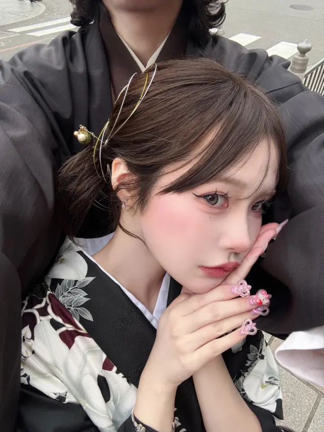🖤×👫＝💓💗♾!?

大人気の新作着物のカップルコーデ✨️
韓国っぽい雰囲気が大人かわいい🖤

投稿がいいなと思ったら「いいね」「保存」してね🫧
⁡
⁡
⁡
________________________𓈒𓂂❁
⁡
⁡
アカウントタグ付けして投稿してみてね🫶🏻✨
⁡
➡︎ @rikawafuku_kamakura
➡︎ @rikawafuku_album
⁡
皆さんの素敵なコーデも是非見せてください🤍
⁡
________________________𓈒𓂂❁
　　
⁡
【ご利用について】
⁡
最終受付時間15:30
最終返却時間17:30
※最終返却時間の17:30を1分でも過ぎると10分毎に1000円/人の延長料金が発生致しますのでご了承ください。
⁡
________________________𓈒𓂂❁
⁡
⁡
✤ おすすめプラン ✤
着物ヘアセットプラン
※草履も含みます
(梨花和服ではどのプランでも選び放題👘!!)
⁡
⁡
✤ Recommended Plans ✤
Kimono hair set plan
(Includes zori sandals. You can choose any plan as much as you want at rikawafuku👘)
⁡
⁡
✤ 推薦方案 ✤
和服发型套装计划
(包括凉鞋。您可以选择任何您喜欢的和服，与计划无关👘）
⁡
⁡
⁡
✤ オプション ✤【1つ各500円】
刺繍襟
レースインナー
チュール
帯締め
バッグ
へこ帯
アームウォーマー
お面(フォローとタグ付けで¥500→¥0✨)
⁡
⁡
⁡
✤ ご予約について ✤
予約は𝐻𝑃から24時間可能◎
前日まで変更・キャンセルも無料です📝
⁡
⁡
✤ 𝐴𝑏𝑜𝑢𝑡 𝑅𝑒𝑠𝑒𝑟𝑣𝑎𝑡𝑖𝑜𝑛𝑠 ✤
𝑅𝑒𝑠𝑒𝑟𝑣𝑎𝑡𝑖𝑜𝑛𝑠 𝑐𝑎𝑛 𝑏𝑒 𝑚𝑎𝑑𝑒 𝑓𝑟𝑜𝑚 𝐻𝑃 𝑡𝑜 24 ℎ𝑜𝑢𝑟𝑠 ◎
𝐸𝑛𝑔𝑙𝑖𝑠ℎ 𝑎𝑣𝑎𝑖𝑙𝑎𝑏𝑙𝑒 
⁡
⁡
✤ 關於預約 ✤
可透過網站預約24小時◎
中文支援
⁡
⁡
✤ 店舗アクセス ✤
⁡
📍神奈川県鎌倉市小町2丁目12-37 ティアイビルⅡ 2-B
⁡
鎌倉店⇨JR鎌倉駅徒歩4分
⁡
⁡
⁡
皆様のご予約お待ちしております🕊

#梨花和服 #鎌倉着物レンタル #鎌倉着物 #鎌倉観光 #江ノ島観光  #カップル  #カップルデート  #デートスポット  #鎌倉グルメ  #鎌倉デート  #着物コーディネート  #trend  #kimono  #coupletravel  #japan  #japanstyle  #photo  #和服  #和服體驗  #和服出租  #기모노  #기모노렌탈  #기모노체험  #👘 #🇯🇵 #y2kmakeup  #y2k  #y2kfashion