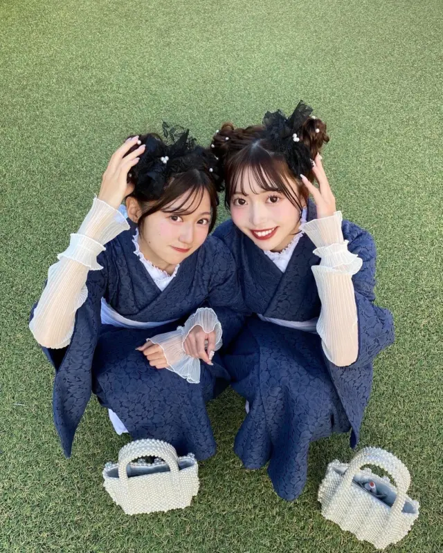 くまたんヘアの完全おそろいコーデ🧸
双子コーデって人生で1回はやってみたいよね👀💓

投稿がいいなと思ったら「いいね」「保存」してね🫧
⁡
⁡
⁡
________________________𓈒𓂂❁
⁡
⁡
アカウントタグ付けして投稿してみてね🫶🏻✨
⁡
➡︎ @rikawafuku_kamakura
➡︎ @rikawafuku_album
⁡
皆さんの素敵なコーデも是非見せてください🤍
⁡
________________________𓈒𓂂❁
　　
⁡
【ご利用について】
⁡
最終受付時間15:30
最終返却時間17:30
※最終返却時間の17:30を1分でも過ぎると10分毎に1000円/人の延長料金が発生致しますのでご了承ください。
⁡
________________________𓈒𓂂❁
⁡
⁡
✤ おすすめプラン ✤
着物ヘアセットプラン
※草履も含みます
(梨花和服ではどのプランでも選び放題👘!!)
⁡
⁡
✤ Recommended Plans ✤
Kimono hair set plan
(Includes zori sandals. You can choose any plan as much as you want at rikawafuku👘)
⁡
⁡
✤ 推薦方案 ✤
和服发型套装计划
(包括凉鞋。您可以选择任何您喜欢的和服，与计划无关👘）
⁡
⁡
⁡
✤ オプション ✤【1つ各500円】
刺繍襟
レースインナー
チュール
帯締め
バッグ
へこ帯
アームウォーマー
お面(フォローとタグ付けで¥500→¥0✨)
⁡
⁡
⁡
✤ ご予約について ✤
予約は𝐻𝑃から24時間可能◎
前日まで変更・キャンセルも無料です📝
⁡
⁡
✤ 𝐴𝑏𝑜𝑢𝑡 𝑅𝑒𝑠𝑒𝑟𝑣𝑎𝑡𝑖𝑜𝑛𝑠 ✤
𝑅𝑒𝑠𝑒𝑟𝑣𝑎𝑡𝑖𝑜𝑛𝑠 𝑐𝑎𝑛 𝑏𝑒 𝑚𝑎𝑑𝑒 𝑓𝑟𝑜𝑚 𝐻𝑃 𝑡𝑜 24 ℎ𝑜𝑢𝑟𝑠 ◎
𝐸𝑛𝑔𝑙𝑖𝑠ℎ 𝑎𝑣𝑎𝑖𝑙𝑎𝑏𝑙𝑒 
⁡
⁡
✤ 關於預約 ✤
可透過網站預約24小時◎
中文支援
⁡
⁡
✤ 店舗アクセス ✤
⁡
📍神奈川県鎌倉市小町2丁目12-37 ティアイビルⅡ 2-B
⁡
鎌倉店⇨JR鎌倉駅徒歩4分
⁡
⁡
⁡
皆様のご予約お待ちしております🕊

#梨花和服 #鎌倉着物レンタル #鎌倉着物 #鎌倉観光 #江ノ島観光  #kamakura  #japan  #🇯🇵 #📸 #👘 
 #着物コーディネート  #着物レンタル 
 #kimono  #リンクコーデ  #おそろい  #レース  #レース着物  #食べ歩き  #기모노  #和服  #和服體驗  #和服出租  #鶴岡八幡宮  #神社