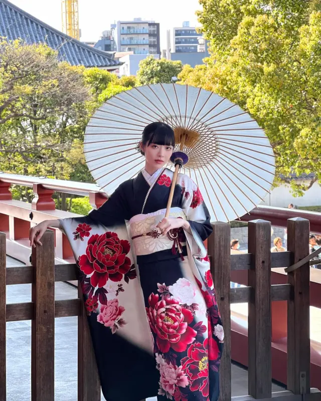 振袖體驗非常受歡迎👘
⁡
可以以低價格租借高級的正絹振袖✨
當然也包含草履和足袋等配件◎
⁡
請透過我們的網站或kkday進行預訂🙇
⚠️我們不接受透過 DM 進行的預訂
⁡
⁡
________________________𓈒𓂂❁
⁡
みんなの素敵なコーデも教えて📸
⁡
➡︎ @rikawafuku
➡︎ @rikawafuku_album
⁡
アカウントタグ付けして投稿してみてね🫶🏻✨
⁡
________________________𓈒𓂂❁
⁡
⁡
⁡
📍梨花和服 浅草店
東京都台東区雷門２丁目１６−９ HULIC＆New雷門 ６Ｆ
⁡
最終受付時間15:30
最終返却時間17:30
※最終返却時間の17:30を1分でも過ぎると10分毎に1000円/人の延長料金が発生致しますのでご了承ください。
⁡
⁡
浅草店➡︎
　東京メトロ銀座線「浅草駅」徒歩𝟛分
　都営浅草線「浅草駅」𝟛分
⁡
⁡
________________________𓈒𓂂❁
⁡
⁡
❃ おすすめプラン ❃
着物ヘアセットプラン
(草履も込み！梨花和服ではどのプランでも選び放題👘!!)
⁡
❃ Recommend Plan ❃
Kimono hair set plan
(Includes zori sandals.You can choose any plan as much as you want at rikawafuku👘)
⁡
❃推薦方案❃
和服髮型設計方案
（附送涼鞋。有了梨花和服，你可以選擇任何你想要的方案👘)
⁡
❃ 추천 플랜 ❃
기모노 헤어 세트 플랜
(신발 포함！이화 일본옷에서는 어떤 플랜에서도 선택 무제한👘!!)
⁡
________________________𓈒𓂂❁
⁡
⁡
❃ ご予約について ❃
予約はWebから24時間可能◎
前日まで変更・キャンセルも無料です📝
⁡
❃ About Reservations ❃
Reservations can be made from Website to 24hours ◎
English available 
⁡
❃ 關於預約 ❃
可透過網站預約24小時◎
中文支援
⁡
✤ 예약 정보 ✤
예약은 𝐻𝑃에서 24시간 가능◎
전날까지 변경・캔슬도 무료입니다📝
⁡
________________________𓈒𓂂❁
⁡
⁡
⁡
皆様のご予約お待ちしております🕊
⁡
⁡
⁡
#梨花和服 #浅草着物レンタル #浅草デート #기모노 #기모노체험 #기모노렌탈 #和服體驗 #振袖 #wafuku #kimono #furisode