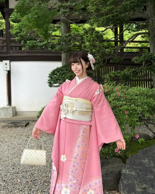 川越店で振袖もレンタルできます🫧✨
⁡
⁡
川越店にも振袖プランが登場いたしました‼︎
正絹の振袖をご用意しております👘
⁡
こちらは鮮やかなピンク地に桜柄の振袖🌸
白系の帯に合わせ、帯締めも白で可愛らしい雰囲気に🤍
⁡
撮影会などにもご利用いただけます💡
⁡
⁡
投稿がいいなと思ったら「いいね」「保存」してね🫧
⁡
_____
⁡
川越店也提供振袖租借服務🫧✨
⁡
川越店也推出了振袖方案‼︎
我們備有正絹振袖供您選擇👘
⁡
這款是鮮豔的粉紅色底配上櫻花圖案的振袖🌸
搭配白色系的腰帶與白色腰帶繩，營造出可愛的氛圍🤍
⁡
也可用於攝影會等場合💡
⁡
________________________𓈒𓂂❁
⁡
⁡
アカウントタグ付けして投稿してみてね🫶🏻✨
⁡
➡︎ @rikawafuku_kawagoe
➡︎ @rikawafuku_album
⁡
皆さんの素敵なコーデも是非見せてください🤍
⁡
________________________𓈒𓂂❁
　　
⁡
【梨花和服 川越店】
⁡
最終受付時間15:30
最終返却時間17:30
※最終返却時間の17:30を1分でも過ぎると10分毎に1000円/人の延長料金が発生致しますのでご了承ください。
⁡
________________________𓈒𓂂❁
⁡
⁡
❃ おすすめプラン ❃
着物ヘアセットプラン
(草履も込み！梨花和服ではどのプランでも選び放題👘!!)
⁡
❃ Recommend Plan ❃
Kimono hair set plan
(Includes zori sandals.You can choose any plan as much as you want at rikawafuku👘)
⁡
❃推薦方案❃
和服髮型設計方案
（附送涼鞋。有了梨花和服，你可以選擇任何你想要的方案👘)
⁡
❃ 추천 플랜 ❃
기모노 헤어 세트 플랜
(신발 포함！이화 일본옷에서는 어떤 플랜에서도 선택 무제한👘!!)
⁡
________________________𓈒𓂂❁
⁡
⁡
✤ オプション ✤【1つ各500円】
刺繍襟
レースインナー
チュール
帯締め
バッグ
へこ帯
アームウォーマー
お面(フォローとタグ付けで¥500→¥0✨)
⁡
________________________𓈒𓂂❁
⁡
⁡
✤ ご予約について ✤
予約は𝐻𝑃から24時間可能◎
前日まで変更・キャンセルも無料です📝
⁡
✤ 𝐴𝑏𝑜𝑢𝑡 𝑅𝑒𝑠𝑒𝑟𝑣𝑎𝑡𝑖𝑜𝑛𝑠 ✤
𝑅𝑒𝑠𝑒𝑟𝑣𝑎𝑡𝑖𝑜𝑛𝑠 𝑐𝑎𝑛 𝑏𝑒 𝑚𝑎𝑑𝑒 𝑓𝑟𝑜𝑚 𝐻𝑃 𝑡𝑜 24 ℎ𝑜𝑢𝑟𝑠 ◎
𝐸𝑛𝑔𝑙𝑖𝑠ℎ 𝑎𝑣𝑎𝑖𝑙𝑎𝑏𝑙𝑒 
⁡
✤ 關於預約 ✤
可透過網站預約24小時◎
中文支援
⁡
✤ 예약 정보 ✤
예약은 𝐻𝑃에서 24시간 가능◎
전날까지 변경・캔슬도 무료입니다📝
⁡
________________________𓈒𓂂❁
⁡
⁡
✤ 店舗アクセス ✤
⁡
📍埼玉県川越市新富町1丁目3-5 𝐴𝑐𝑡𝑟𝑒𝑒 𝐾𝑎𝑤𝑎𝑔𝑜𝑒 7𝐹
⁡
川越店➡︎
本川越駅より徒歩2分
川越市駅より徒歩9分
川越駅より徒歩14分
⁡
⁡
⁡
皆様のご予約お待ちしております🕊
⁡
⁡
#梨花和服 #川越着物レンタル #川越着物 #小江戸川越 #kimono #kimonorental #furisode #wafuku #기모노 #기모노체험 #기모노렌탈 #和服體驗 #振袖レンタル #振袖 #振袖體驗 #櫻 #粉紅 #着物撮影 #喜多院