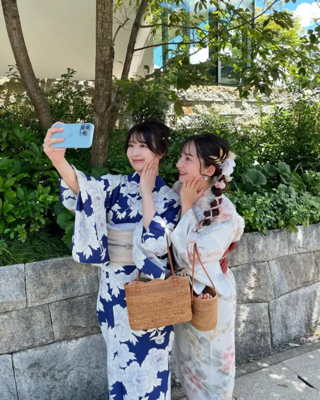 明日から浴衣レンタルスタート！🫧🌻
⁡
⁡
明日は足立の花火！
今年は5月開催となりました✨
⁡
そして浅草店は浴衣が明日から展開となります！
6月末までは着物と浴衣両方をご用意しております👍🏻
⁡
新作浴衣もご用意してお待ちしております🎐
今年の夏も思いっきり楽しもうー‼︎
⁡
⁡
_____
⁡
從明天開始提供浴衣租借服務囉！🫧🌻
⁡
明天是足立煙火大會！
今年改在5月舉辦✨
⁡
另外，淺草店從明天開始也會展出浴衣！
直到6月底，我們會同時提供和服與浴衣👍🏻
⁡
全新款式的浴衣也已準備好等待您的光臨🎐
今年夏天也一起盡情享受吧～‼︎
⁡
請透過我們的網站或kkday進行預訂🙇
⚠️我們不接受透過 DM 進行的預訂
⁡
⁡
________________________𓈒𓂂❁
⁡
みんなの素敵なコーデも教えて📸
⁡
➡︎ @rikawafuku
➡︎ @rikawafuku_album
⁡
アカウントタグ付けして投稿してみてね🫶🏻✨
⁡
________________________𓈒𓂂❁
⁡
⁡
⁡
📍梨花和服 浅草店
東京都台東区雷門２丁目１６−９ HULIC＆New雷門 ６Ｆ
⁡
最終受付時間15:30
最終返却時間17:30
※最終返却時間の17:30を1分でも過ぎると10分毎に1000円/人の延長料金が発生致しますのでご了承ください。
⁡
⁡
浅草店➡︎
　東京メトロ銀座線「浅草駅」徒歩𝟛分
　都営浅草線「浅草駅」𝟛分
⁡
⁡
________________________𓈒𓂂❁
⁡
⁡
❃ おすすめプラン ❃
着物ヘアセットプラン
(草履も込み！梨花和服ではどのプランでも選び放題👘!!)
⁡
❃ Recommend Plan ❃
Kimono hair set plan
(Includes zori sandals.You can choose any plan as much as you want at rikawafuku👘)
⁡
❃推薦方案❃
和服髮型設計方案
（附送涼鞋。有了梨花和服，你可以選擇任何你想要的方案👘)
⁡
❃ 추천 플랜 ❃
기모노 헤어 세트 플랜
(신발 포함！이화 일본옷에서는 어떤 플랜에서도 선택 무제한👘!!)
⁡
________________________𓈒𓂂❁
⁡
⁡
❃ ご予約について ❃
予約はWebから24時間可能◎
前日まで変更・キャンセルも無料です📝
⁡
❃ About Reservations ❃
Reservations can be made from Website to 24hours ◎
English available 
⁡
❃ 關於預約 ❃
可透過網站預約24小時◎
中文支援
⁡
✤ 예약 정보 ✤
예약은 𝐻𝑃에서 24시간 가능◎
전날까지 변경・캔슬도 무료입니다📝
⁡
________________________𓈒𓂂❁
⁡
⁡
⁡
皆様のご予約お待ちしております🕊
⁡
⁡
⁡
#梨花和服 #浅草浴衣レンタル #浅草デート #浴衣 #浴衣レンタル #浴衣デート #花火デート #유카타 #유카타체험 #유카타렌탈 #和服體驗 #yukata #wafuku #足立花火大会 #隅田川花火大会 #板橋花火大会