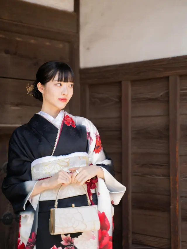 梨花和服の正絹振袖

梨花和服的真絲振袖

投稿がいいなと思ったら「いいね」「保存」してね🫧
⁡
⁡
⁡
________________________𓈒𓂂❁
⁡
⁡
アカウントタグ付けして投稿してみてね🫶🏻✨
⁡
➡︎ @rikawafuku_kamakura
➡︎ @rikawafuku_album
⁡
皆さんの素敵なコーデも是非見せてください🤍
⁡
________________________𓈒𓂂❁
　　
⁡
【ご利用について】
⁡
最終受付時間15:30
最終返却時間17:30
※最終返却時間の17:30を1分でも過ぎると10分毎に1000円/人の延長料金が発生致しますのでご了承ください。
⁡
________________________𓈒𓂂❁
⁡
⁡
✤ おすすめプラン ✤
着物ヘアセットプラン
※草履も含みます
(梨花和服ではどのプランでも選び放題👘!!)
⁡
⁡
✤ Recommended Plans ✤
Kimono hair set plan
(Includes zori sandals. You can choose any plan as much as you want at rikawafuku👘)
⁡
⁡
✤ 推薦方案 ✤
和服发型套装计划
(包括凉鞋。您可以选择任何您喜欢的和服，与计划无关👘）
⁡
⁡
⁡
✤ オプション ✤【1つ各500円】
刺繍襟
レースインナー
チュール
帯締め
バッグ
へこ帯
アームウォーマー
お面(フォローとタグ付けで¥500→¥0✨)
⁡
⁡
⁡
✤ ご予約について ✤
予約は𝐻𝑃から24時間可能◎
前日まで変更・キャンセルも無料です📝
⁡
⁡
✤ 𝐴𝑏𝑜𝑢𝑡 𝑅𝑒𝑠𝑒𝑟𝑣𝑎𝑡𝑖𝑜𝑛𝑠 ✤
𝑅𝑒𝑠𝑒𝑟𝑣𝑎𝑡𝑖𝑜𝑛𝑠 𝑐𝑎𝑛 𝑏𝑒 𝑚𝑎𝑑𝑒 𝑓𝑟𝑜𝑚 𝐻𝑃 𝑡𝑜 24 ℎ𝑜𝑢𝑟𝑠 ◎
𝐸𝑛𝑔𝑙𝑖𝑠ℎ 𝑎𝑣𝑎𝑖𝑙𝑎𝑏𝑙𝑒 
⁡
⁡
✤ 關於預約 ✤
可透過網站預約24小時◎
中文支援
⁡
⁡
✤ 店舗アクセス ✤
⁡
📍神奈川県鎌倉市小町2丁目12-37 ティアイビルⅡ 2-B
⁡
鎌倉店⇨JR鎌倉駅徒歩4分
⁡
⁡
⁡
皆様のご予約お待ちしております🕊

#梨花和服 #鎌倉着物レンタル #鎌倉着物 #鎌倉観光 #江ノ島観光  #和服  #和服體驗  #和服美人  #和服出租  #真絲  #振袖  #furisode  #japan  #kamakura  #kimono  #着物コーディネート  #振袖  #成人式