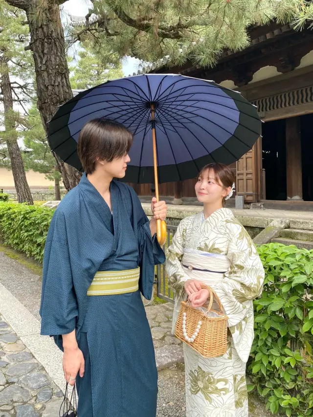 2025 浴衣シーズン 🌿
⁡
梅雨どこ行った…？といった天気が続いてる京都🥹
⁡
今月から始まった浴衣レンタル、
既に多くの皆様に着ていただけてます♡
⁡
⁡
カップルでのレンタルも毎年大人気！
⁡
⁡
新作もたくさん入荷させたのでこれからの投稿も
見逃さずにチェックしててね😉🌻
⁡
⁡
いいね・保存・フォローの後に、プロフィールリンクから詳細をチェックしてみてね🔗
⁡
⁡
京都×着物×かわいいを発信🫶🏻
➡︎ @rikawafuku_kyoto
　
お客様写真で着物レンタル+αな情報を発信📸
➡︎ @rikawafuku_album
　
嵐山アカウント🎍
➡︎ @rikawafuku_arashiyama
⁡
——————————————————————
⁡
✿ご予約について✿
予約はHPから24時間可能◎
前日までキャンセルも無料📝
プラン・オプション内容は当日でも変更できます🙆🏻‍♀️
⁡
︎✿About Reservations︎✿
 Reservations can be made 24 hours a day via our website◎
 You can cancel or change your reservation up to the day before for free️📝
⁡
✿預訂資訊✿
每天 24 小時均可透過網站進行預訂 ◎
可在前一天之前免費更改和取消 📝
⁡
———————————————————————
　
✿店舗アクセス✿
🎋嵐山店
　嵐電「嵐山駅」徒歩2分
　JR「嵯峨嵐山駅」徒歩6分
　
🏮祇園店
　京阪「祇園四条駅」徒歩2分
　
🍡清水寺店
　市バス「清水道」徒歩7分
⁡
⛩京都駅前店
　「京都駅」中央口　徒歩7分
　
　
　
　
どの店舗も観光地すぐ👟💨
　
着物レンタルなら梨花和服👘
　
#梨花和服 #京都浴衣レンタル #浴衣 #京都 #浴衣デート #着物デート #着物 #京都観光 #京都旅行 #祇園祭 #かき氷 #夏 #和服體驗 #和服出租 #和服体验 #kyototrip