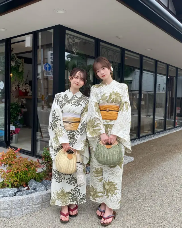 人気浴衣ご紹介✨💭
⁡
⁡
グリーンのオシャレな柄が人気🌻
大人っぽい雰囲気で夏祭りやお祭りにおすすめ‼︎
⁡
兵児帯は差し色でイエロー系を入れてみたよ☺️
是非コーデの参考にしてみてね💡
⁡
⁡
投稿がいいなと思ったら「いいね」「保存」してね🫧
⁡
_____
⁡
人氣浴衣介紹✨💭
⁡
綠色時尚圖案大受歡迎🌻
帶有成熟氛圍，推薦穿去夏日祭典或廟會‼︎
⁡
兵兒帶則選用了黃色系作為點綴☺️
歡迎參考這套穿搭作靈感💡
⁡
________________________𓈒𓂂❁
⁡
⁡
アカウントタグ付けして投稿してみてね🫶🏻✨
⁡
➡︎ @rikawafuku_kawagoe
➡︎ @rikawafuku_album
⁡
皆さんの素敵なコーデも是非見せてください🤍
⁡
________________________𓈒𓂂❁
　　
⁡
【梨花和服 川越店】
⁡
最終受付時間15:30
最終返却時間17:30
⁡
※最終返却時間の17:30を1分でも過ぎると10分毎に1000円/人の延長料金が発生致しますのでご了承ください。
⁡
________________________𓈒𓂂❁
⁡
⁡
❃ おすすめプラン ❃
着物ヘアセットプラン
(草履も込み！梨花和服ではどのプランでも選び放題👘!!)
⁡
❃ Recommend Plan ❃
Kimono hair set plan
(Includes zori sandals.You can choose any plan as much as you want at rikawafuku👘)
⁡
❃推薦方案❃
和服髮型設計方案
（附送涼鞋。有了梨花和服，你可以選擇任何你想要的方案👘)
⁡
❃ 추천 플랜 ❃
기모노 헤어 세트 플랜
(신발 포함！이화 일본옷에서는 어떤 플랜에서도 선택 무제한👘!!)
⁡
________________________𓈒𓂂❁
⁡
⁡
✤ ご予約について ✤
予約は𝐻𝑃から24時間可能◎
前日まで変更・キャンセルも無料です📝
⁡
✤ 𝐴𝑏𝑜𝑢𝑡 𝑅𝑒𝑠𝑒𝑟𝑣𝑎𝑡𝑖𝑜𝑛𝑠 ✤
𝑅𝑒𝑠𝑒𝑟𝑣𝑎𝑡𝑖𝑜𝑛𝑠 𝑐𝑎𝑛 𝑏𝑒 𝑚𝑎𝑑𝑒 𝑓𝑟𝑜𝑚 𝐻𝑃 𝑡𝑜 24 ℎ𝑜𝑢𝑟𝑠 ◎
𝐸𝑛𝑔𝑙𝑖𝑠ℎ 𝑎𝑣𝑎𝑖𝑙𝑎𝑏𝑙𝑒 
⁡
✤ 關於預約 ✤
可透過網站預約24小時◎
中文支援
⁡
✤ 예약 정보 ✤
예약은 𝐻𝑃에서 24시간 가능◎
전날까지 변경・캔슬도 무료입니다📝
⁡
________________________𓈒𓂂❁
⁡
⁡
✤ 店舗アクセス ✤
⁡
📍埼玉県川越市新富町1丁目3-5 𝐴𝑐𝑡𝑟𝑒𝑒 𝐾𝑎𝑤𝑎𝑔𝑜𝑒 7𝐹
⁡
川越店➡︎
本川越駅より徒歩2分
川越市駅より徒歩9分
川越駅より徒歩14分
⁡
⁡
⁡
皆様のご予約お待ちしております🕊
⁡
⁡
#梨花和服 #川越浴衣レンタル #川越浴衣 #浴衣レンタル #浴衣デート #夏祭り #小江戸川越 #kimono #kimonorental #yukata #기모노 #유카타체험 #유카타렌탈 #유카타 #和服體驗