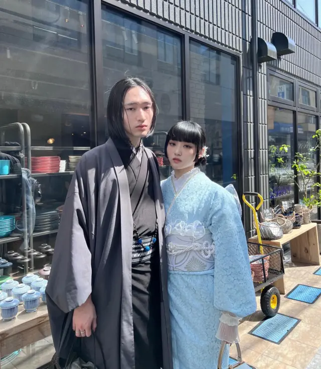 カップルコーデ👫👘

投稿がいいなと思ったら「いいね」「保存」してね🫧
⁡
⁡
⁡
________________________𓈒𓂂❁
⁡
⁡
アカウントタグ付けして投稿してみてね🫶🏻✨
⁡
➡︎ @rikawafuku_kamakura
➡︎ @rikawafuku_album
⁡
皆さんの素敵なコーデも是非見せてください🤍
⁡
________________________𓈒𓂂❁
　　
⁡
【ご利用について】
⁡
最終受付時間15:30
最終返却時間17:30
※最終返却時間の17:30を1分でも過ぎると10分毎に1000円/人の延長料金が発生致しますのでご了承ください。
⁡
________________________𓈒𓂂❁
⁡
⁡
✤ おすすめプラン ✤
着物ヘアセットプラン
※草履も含みます
(梨花和服ではどのプランでも選び放題👘!!)
⁡
⁡
✤ Recommended Plans ✤
Kimono hair set plan
(Includes zori sandals. You can choose any plan as much as you want at rikawafuku👘)
⁡
⁡
✤ 推薦方案 ✤
和服发型套装计划
(包括凉鞋。您可以选择任何您喜欢的和服，与计划无关👘）
⁡
⁡
⁡
✤ オプション ✤【1つ各500円】
刺繍襟
レースインナー
チュール
帯締め
バッグ
へこ帯
アームウォーマー
お面(フォローとタグ付けで¥500→¥0✨)
⁡
⁡
⁡
✤ ご予約について ✤
予約は𝐻𝑃から24時間可能◎
前日まで変更・キャンセルも無料です📝
⁡
⁡
✤ 𝐴𝑏𝑜𝑢𝑡 𝑅𝑒𝑠𝑒𝑟𝑣𝑎𝑡𝑖𝑜𝑛𝑠 ✤
𝑅𝑒𝑠𝑒𝑟𝑣𝑎𝑡𝑖𝑜𝑛𝑠 𝑐𝑎𝑛 𝑏𝑒 𝑚𝑎𝑑𝑒 𝑓𝑟𝑜𝑚 𝐻𝑃 𝑡𝑜 24 ℎ𝑜𝑢𝑟𝑠 ◎
𝐸𝑛𝑔𝑙𝑖𝑠ℎ 𝑎𝑣𝑎𝑖𝑙𝑎𝑏𝑙𝑒 
⁡
⁡
✤ 關於預約 ✤
可透過網站預約24小時◎
中文支援
⁡
⁡
✤ 店舗アクセス ✤
⁡
📍神奈川県鎌倉市小町2丁目12-37 ティアイビルⅡ 2-B
⁡
鎌倉店⇨JR鎌倉駅徒歩4分
⁡
⁡
⁡
皆様のご予約お待ちしております🕊

#梨花和服 #鎌倉着物レンタル #鎌倉着物 #鎌倉観光 #江ノ島観光  #着物コーディネート  #浴衣  #浴衣コーディネート  #かっぷる  #カップル  #カップルフォト  #レース着物  #撮影  #和服  #和服體驗  #和服美人  #和服出租  #kamakura  #kimono  #kawaii  #kamakurajapan