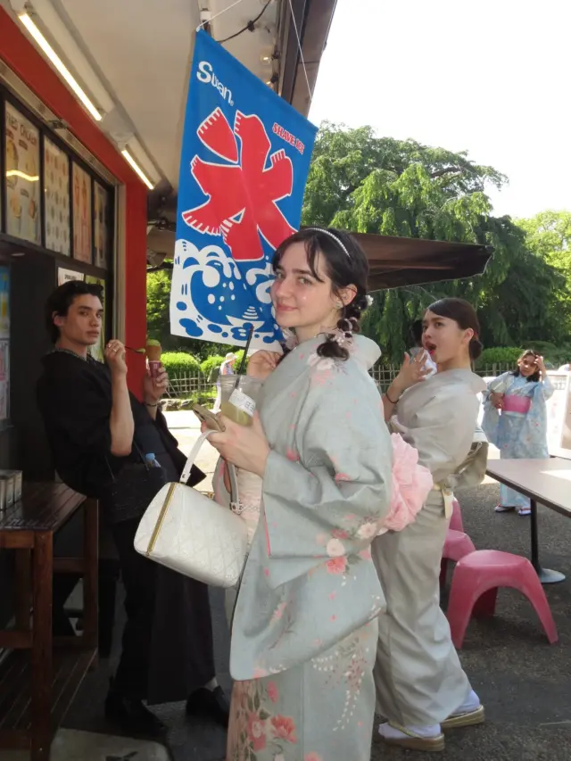 祇園で着物観光👘🩶
⁡
⁡
祇園店の近くには祇園白川や花見小路といった
京都らしい町屋が並ぶ通りがたくさん👀✨
⁡
⁡
大人っぽい着物・浴衣を着たいあなたは
祇園エリアがおすすめ♡
⁡
⁡
⁡
来月からは祇園祭で賑わってくるね🤭🍧
⁡
まだまだご予約受付中です🫶🏻
⁡
⁡
いいね・保存・フォローして、プロフィールリンクから詳細をチェックしよう！🔗
⁡
⁡
京都×着物×かわいいを発信🫶🏻
➡︎ @rikawafuku_kyoto
　
お客様写真で着物レンタル+αな情報を発信📸
➡︎ @rikawafuku_album
　
——————————————————————
⁡
✿ご予約について✿
予約はHPから24時間可能◎
前日までキャンセルも無料📝
プラン・オプション内容は当日でも変更できます🙆🏻‍♀️
⁡
︎✿About Reservations︎✿
 Reservations can be made 24 hours a day via our website◎
 You can cancel or change your reservation up to the day before for free️📝
⁡
✿預訂資訊✿
每天 24 小時均可透過網站進行預訂 ◎
可在前一天之前免費更改和取消 📝
⁡
———————————————————————
　
✿店舗アクセス✿

どの店舗も観光地のすぐ近く✨

🎋嵐山店
　嵐電「嵐山駅」徒歩2分
　JR「嵯峨嵐山駅」徒歩6分
　
🏮祇園店
　京阪「祇園四条駅」徒歩2分
　
🍡清水寺店
　市バス「清水道」徒歩7分

⛩京都駅前店
　「京都駅」中央口　徒歩7分

　
　
#梨花和服 #京都着物レンタル #着物 #京都 #京都浴衣 #浴衣レンタル #京都観光 #京都旅行 #祇園 #着物観光 #和服體驗 #和服出租 #和服体验 #kyototravel #kimonostyle