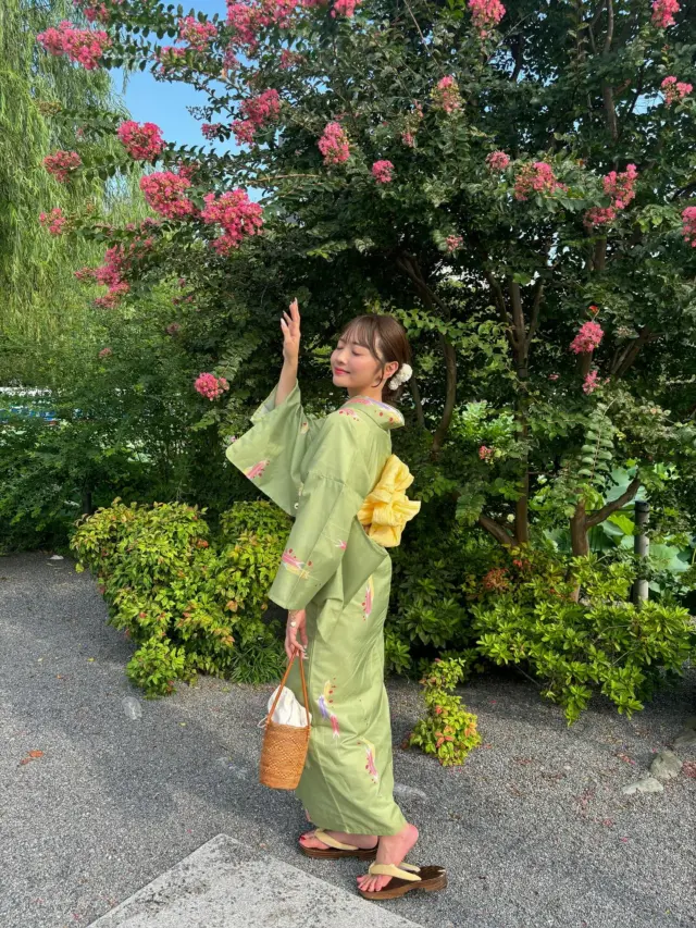 夏の夕方🌇

浴衣だけではなく夏着物も選べるよっ🎐

投稿がいいなと思ったら「いいね」「保存」してね🫧
⁡
⁡
⁡
________________________𓈒𓂂❁
⁡
⁡
アカウントタグ付けして投稿してみてね🫶🏻✨
⁡
➡︎ @rikawafuku_kamakura
➡︎ @rikawafuku_album
⁡
皆さんの素敵なコーデも是非見せてください🤍
⁡
________________________𓈒𓂂❁
　　
⁡
【ご利用について】
⁡
最終受付時間15:30
最終返却時間17:30
※最終返却時間の17:30を1分でも過ぎると10分毎に1000円/人の延長料金が発生致しますのでご了承ください。
⁡
________________________𓈒𓂂❁
⁡
⁡
✤ おすすめプラン ✤
着物ヘアセットプラン
※草履も含みます
(梨花和服ではどのプランでも選び放題👘!!)
⁡
⁡
✤ Recommended Plans ✤
Kimono hair set plan
(Includes zori sandals. You can choose any plan as much as you want at rikawafuku👘)
⁡
⁡
✤ 推薦方案 ✤
和服发型套装计划
(包括凉鞋。您可以选择任何您喜欢的和服，与计划无关👘）
⁡
⁡
⁡
✤ オプション ✤【1つ各500円】
刺繍襟
レースインナー
チュール
帯締め
バッグ
へこ帯
アームウォーマー
お面(フォローとタグ付けで¥500→¥0✨)
⁡
⁡
⁡
✤ ご予約について ✤
予約は𝐻𝑃から24時間可能◎
前日まで変更・キャンセルも無料です📝
⁡
⁡
✤ 𝐴𝑏𝑜𝑢𝑡 𝑅𝑒𝑠𝑒𝑟𝑣𝑎𝑡𝑖𝑜𝑛𝑠 ✤
𝑅𝑒𝑠𝑒𝑟𝑣𝑎𝑡𝑖𝑜𝑛𝑠 𝑐𝑎𝑛 𝑏𝑒 𝑚𝑎𝑑𝑒 𝑓𝑟𝑜𝑚 𝐻𝑃 𝑡𝑜 24 ℎ𝑜𝑢𝑟𝑠 ◎
𝐸𝑛𝑔𝑙𝑖𝑠ℎ 𝑎𝑣𝑎𝑖𝑙𝑎𝑏𝑙𝑒 
⁡
⁡
✤ 關於預約 ✤
可透過網站預約24小時◎
中文支援
⁡
⁡
✤ 店舗アクセス ✤
⁡
📍神奈川県鎌倉市小町2丁目12-37 ティアイビルⅡ 2-B
⁡
鎌倉店⇨JR鎌倉駅徒歩4分
⁡
⁡
⁡
皆様のご予約お待ちしております🕊

#梨花和服 #鎌倉着物レンタル #鎌倉着物 #鎌倉観光 #江ノ島観光  #鎌倉  #鎌倉デート  #着物  #着物コーディネート  #浴衣  #夏着物  #夏着物コーデ  #江ノ島  #なつ  #夏服コーデ  #夏イベント  #デジカメ  #japan  #kimono  #yukata  #yukatagirl  #和服  #和服體驗  #和服出租  #和服美人