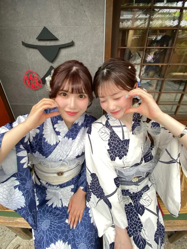 友達と浴衣でシミラールック💐🤍
⁡
今年も大人気な寒色🧊✨️
⁡
⁡
シミラーコーデのポイントは、
カラーと絵柄の大きさを合わせて小物をお揃いにすること📝
⁡
2着とも梨花和服定番の人気浴衣です😌🫶🏻
⁡
⁡
イエベさんでも着れる寒色浴衣もたくさんあるので、
是非チャレンジしてみてね☺️🩵
みんなでお揃いしよう〜！🙌🏻
⁡
⁡
この投稿が気に入ったらいいね・保存・フォローの後に
プロフィールリンクから詳細をチェックしてみてね🔗
⁡
——————————————————————
⁡
京都×着物×かわいいを発信🫶🏻
➡︎ @rikawafuku_kyoto
　
お客様写真で着物レンタル+αな情報を発信📸
➡︎ @rikawafuku_album
　
嵐山アカウント🎍
➡︎ @rikawafuku_arashiyama
⁡
——————————————————————
　
✿ご予約について✿
予約はHPから24時間可能◎
前日までキャンセルも無料📝
プラン・オプション内容は当日でも変更できます🙆🏻‍♀️
⁡
︎✿About Reservations︎✿
 Reservations can be made 24 hours a day via our website◎
 You can cancel or change your reservation up to the day before for free️📝
⁡
✿預訂資訊✿
每天 24 小時均可透過網站進行預訂 ◎
可在前一天之前免費更改和取消 📝
⁡
———————————————————————
　
✿店舗アクセス✿
🎋嵐山店
　嵐電「嵐山駅」徒歩2分
　JR「嵯峨嵐山駅」徒歩6分
　
🏮祇園店
　京阪「祇園四条駅」徒歩2分
　
🍡清水寺店
　市バス「清水道」徒歩7分
⁡
⛩京都駅前店
　「京都駅」中央口　徒歩7分
　
　
　
　
どの店舗も観光地すぐ👟💨
　
着物レンタルなら梨花和服👘
　
#梨花和服 #浴衣 #浴衣レンタル #京都浴衣レンタル #シミラールック #双子コーデ #ブルベ #清水寺 #八坂庚申堂  #京都観光 #京都旅行 #京都 #kyotophoto #kimono #和服體驗 #和服出租