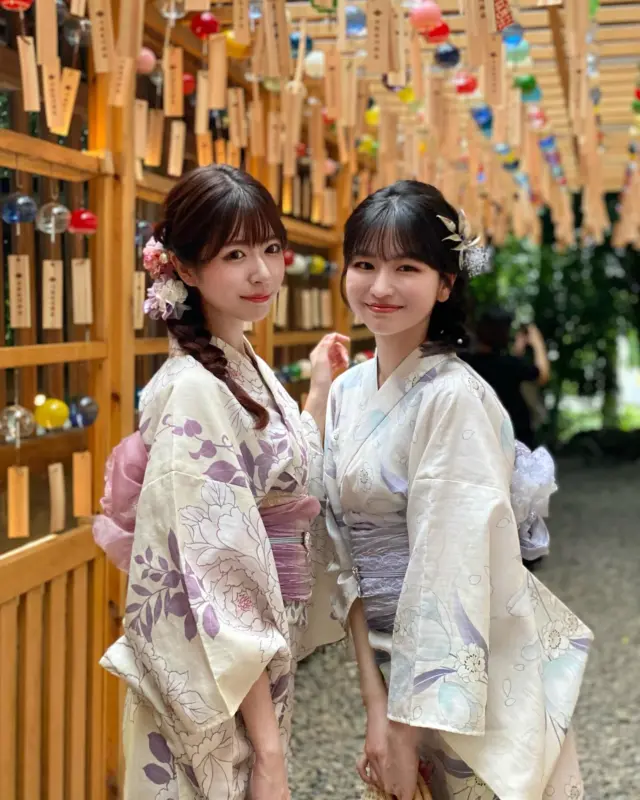 氷川神社の縁むすび風鈴🎐
⁡
6/28からスタートした川越氷川神社の縁むすび風鈴✨
風が吹くたびに綺麗な音色が聞こえてきます。
⁡
毎年多くの観光客の方が訪れる川越の有名スポットです‼︎
⁡
写真映えもする夏らしい縁むすび風鈴
是非見に行ってみてね👀✨
⁡
⁡
⁡
投稿がいいなと思ったら「いいね」「保存」してね🫧
⁡
_____
⁡
冰川神社的結緣風鈴🎐
⁡
從6月28日開始，川越冰川神社的結緣風鈴活動正式展開✨
每當微風吹起，就能聽見清澈動人的風鈴聲
⁡
每年都有許多觀光客前來參拜，是川越非常有名的景點‼︎
⁡
非常適合拍照打卡的夏日結緣風鈴
一定要去看看唷👀✨
⁡
📲預約可透過官方網站24小時進行👀
期待大家的預約光臨！
⁡
________________________𓈒𓂂❁
⁡
⁡
アカウントタグ付けして投稿してみてね🫶🏻✨
⁡
➡︎ @rikawafuku_kawagoe
➡︎ @rikawafuku_album
⁡
皆さんの素敵なコーデも是非見せてください🤍
⁡
________________________𓈒𓂂❁
　　
⁡
【梨花和服 川越店】
⁡
最終受付時間15:30
最終返却時間17:30
⁡
※最終返却時間の17:30を1分でも過ぎると10分毎に1000円/人の延長料金が発生致しますのでご了承ください。
⁡
________________________𓈒𓂂❁
⁡
⁡
❃ おすすめプラン ❃
浴衣ヘアセットプラン
(下駄・無料巾着・髪飾りも込み！)
⁡
❃ Recommend Plan ❃
Yukata hair set plan
(Geta sandals, a free drawstring pouch, and hair accessories included!)
⁡
❃推薦方案❃
浴衣髮型設計方案
（包含木屐、免費束口袋和髮飾！）
⁡
❃ 추천 플랜 ❃
유카타 헤어 세트 플랜
(게다, 무료 복주머니, 머리 장식 포함!)
⁡
________________________𓈒𓂂❁
⁡
⁡
✤ ご予約について ✤
予約は𝐻𝑃から24時間可能◎
前日まで変更・キャンセルも無料です📝
⁡
✤ 𝐴𝑏𝑜𝑢𝑡 𝑅𝑒𝑠𝑒𝑟𝑣𝑎𝑡𝑖𝑜𝑛𝑠 ✤
𝑅𝑒𝑠𝑒𝑟𝑣𝑎𝑡𝑖𝑜𝑛𝑠 𝑐𝑎𝑛 𝑏𝑒 𝑚𝑎𝑑𝑒 𝑓𝑟𝑜𝑚 𝐻𝑃 𝑡𝑜 24 ℎ𝑜𝑢𝑟𝑠 ◎
𝐸𝑛𝑔𝑙𝑖𝑠ℎ 𝑎𝑣𝑎𝑖𝑙𝑎𝑏𝑙𝑒 
⁡
✤ 關於預約 ✤
可透過網站預約24小時◎
中文支援
⁡
✤ 예약 정보 ✤
예약은 𝐻𝑃에서 24시간 가능◎
전날까지 변경・캔슬도 무료입니다📝
⁡
________________________𓈒𓂂❁
⁡
⁡
✤ 店舗アクセス ✤
⁡
📍埼玉県川越市新富町1丁目3-5 𝐴𝑐𝑡𝑟𝑒𝑒 𝐾𝑎𝑤𝑎𝑔𝑜𝑒 7𝐹
⁡
川越店➡︎
本川越駅より徒歩2分
川越市駅より徒歩9分
川越駅より徒歩14分
⁡
⁡
⁡
皆様のご予約お待ちしております🕊
⁡
⁡
#梨花和服 #川越浴衣レンタル #川越浴衣 #浴衣レンタル #小江戸川越 #yukata #wafuku #유카타 #유카타체험 #유카타렌탈 #和服體驗 #夏祭り #浴衣デート #花火大会 #夏 #氷川神社 #川越氷川神社 #縁むすび風鈴 #kawagoe #coedo