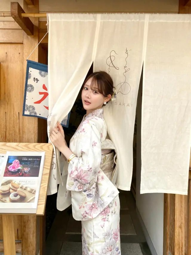 2025新作浴衣💐🤍
⁡
お太鼓結びと合わせた大人可愛いこちらの浴衣は
梨花和服の今年の新作浴衣です👑✨
⁡
たくさんお花が散りばめられていて
まるでブーケみたいなの🥹🫶🏻
⁡
全店舗でレンタルできます♡
今年の浴衣はこれにしない？☺💘
⁡
⁡
この投稿が気に入ったら、
いいね・保存・フォローの後に、プロフィールリンクから詳細をチェックしてみてね🔗
⁡
⁡
京都×着物×かわいいを発信🫶🏻
➡︎ @rikawafuku_kyoto
　
お客様写真で着物レンタル+αな情報を発信📸
➡︎ @rikawafuku_album
　
嵐山アカウント🎍
➡︎ @rikawafuku_arashiyama
⁡
——————————————————————
⁡
✿ご予約について✿
予約はHPから24時間可能◎
前日までキャンセルも無料📝
プラン・オプション内容は当日でも変更できます🙆🏻‍♀️
⁡
︎✿About Reservations︎✿
 Reservations can be made 24 hours a day via our website◎
 You can cancel or change your reservation up to the day before for free️📝
⁡
✿預訂資訊✿
每天 24 小時均可透過網站進行預訂 ◎
可在前一天之前免費更改和取消 📝
⁡
———————————————————————
　
✿店舗アクセス✿
🎋嵐山店
　嵐電「嵐山駅」徒歩2分
　JR「嵯峨嵐山駅」徒歩6分
　
🏮祇園店
　京阪「祇園四条駅」徒歩2分
　
🍡清水寺店
　市バス「清水道」徒歩7分
⁡
⛩京都駅前店
　「京都駅」中央口　徒歩7分
　
　
　
　
どの店舗も観光地すぐ👟💨
　
着物レンタルなら梨花和服👘
　
#梨花和服 #京都浴衣レンタル #浴衣 #京都 #浴衣デート #着物デート #着物 #着物レンタル #京都観光 #京都旅行 #祇園 #祇園祭 #和服體驗 #和服出租 #和服体验 #kyototrip #おすすめ