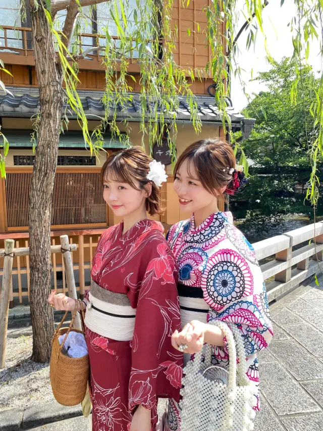 本格的な夏が始まった🥹☀️
⁡
7月から始まっていた祇園祭も折り返し地点！
鉾と屋台が出ると京都にも夏が来た〜！って感じするよね☺️🍧
⁡
⁡
祇園店は京都らしい街並みも神社も
⁡
涼める商業施設もに徒歩圏内にあるから夏にはめちゃくちゃおすすめ◎
⁡
浴衣で夏の京都観光するなら是非選んでみてね✨
⁡
暑さ対策も忘れずに🥹🍹
⁡
⁡
この投稿が気に入ったら、
いいね・保存・フォローの後に、プロフィールリンクから詳細をチェックしてみてね🔗
⁡
⁡
京都×着物×かわいいを発信🫶🏻
➡︎ @rikawafuku_kyoto
　
お客様写真で着物レンタル+αな情報を発信📸
➡︎ @rikawafuku_album
　
嵐山アカウント🎍
➡︎ @rikawafuku_arashiyama
⁡
——————————————————————
⁡
✿ご予約について✿
予約はHPから24時間可能◎
前日までキャンセルも無料📝
プラン・オプション内容は当日でも変更できます🙆🏻‍♀️
⁡
︎✿About Reservations︎✿
 Reservations can be made 24 hours a day via our website◎
 You can cancel or change your reservation up to the day before for free️📝
⁡
✿預訂資訊✿
每天 24 小時均可透過網站進行預訂 ◎
可在前一天之前免費更改和取消 📝
⁡
———————————————————————
　
✿店舗アクセス✿
🎋嵐山店
　嵐電「嵐山駅」徒歩2分
　JR「嵯峨嵐山駅」徒歩6分
　
🏮祇園店
　京阪「祇園四条駅」徒歩2分
　
🍡清水寺店
　市バス「清水道」徒歩7分
⁡
⛩京都駅前店
　「京都駅」中央口　徒歩7分
　
　
　
　
どの店舗も観光地すぐ👟💨
　
着物レンタルなら梨花和服👘
　
#梨花和服 #京都浴衣 #京都浴衣レンタル #浴衣 #京都 #浴衣デート #着物 #着物レンタル #京都観光 #京都旅行 #祇園 #祇園祭 #かき氷 #夏 #夏祭り #和服體驗 #和服出租 #和服体验 #kyototrip