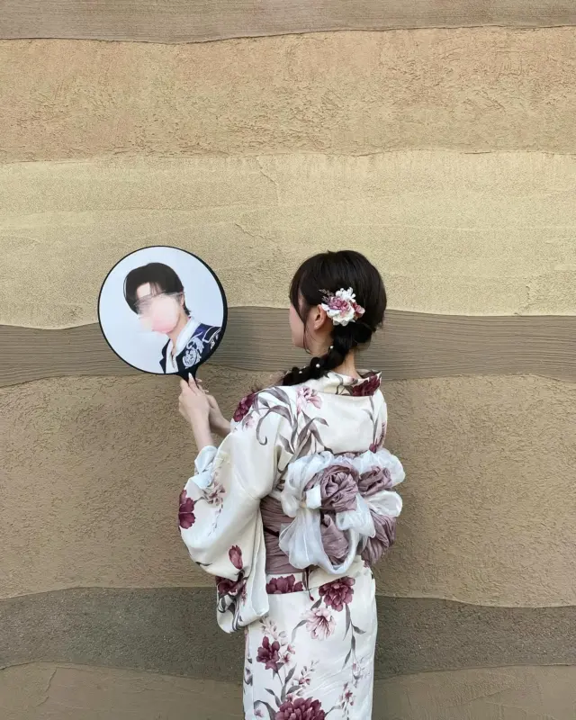 暑い夏のコンサートみんなは何着る〜？
⁡
せっかくの夏だから浴衣を着て推しに会いにいくのも素敵じゃない？？✨🫶🏻
⁡
推し活×梨花和服の浴衣で特別な思い出作っちゃお！💕
________________________𓈒𓂂❁
⁡
⁡
みんなの素敵なコーデも教えて📸
⁡
➡︎ @rikawafuku
➡︎ @rikawafuku_album
⁡
アカウントタグ付けして投稿してみてね🫶🏻✨
⁡
________________________𓈒𓂂❁
⁡
⁡
⁡
📍梨花和服 浅草店
東京都台東区雷門２丁目１６−９ HULIC＆New雷門 ６Ｆ
⁡
最終受付時間15:30
最終返却時間17:30
※最終返却時間の17:30を1分でも過ぎると10分毎に1000円/人の延長料金が発生致しますのでご了承ください。
⁡
⚠️Please note that if you miss the last return time of 17:30 by even one minute, you will be charged an extra 1000 yen/person for every 10 minutes you stay.
⁡
浅草店➡︎
　東京メトロ銀座線「浅草駅」徒歩𝟛分
　都営浅草線「浅草駅」𝟛分
⁡
⁡
________________________𓈒𓂂❁
⁡
⁡
❃ おすすめプラン ❃
着物ヘアセットプラン
(草履も込み！梨花和服ではどのプランでも選び放題👘!!)
⁡
❃ Recommend Plan ❃
Kimono hair set plan
(Includes zori sandals.You can choose any plan as much as you want at rikawafuku👘)
⁡
❃推薦方案❃
和服髮型設計方案
（附送涼鞋。有了梨花和服，你可以選擇任何你想要的方案👘)
⁡
❃ 추천 플랜 ❃
기모노 헤어 세트 플랜
(신발 포함！이화 일본옷에서는 어떤 플랜에서도 선택 무제한👘!!)
⁡
________________________𓈒𓂂❁
⁡
⁡
❃ ご予約について ❃
予約はWebから24時間可能◎
前日まで変更・キャンセルも無料です📝
⁡
❃ About Reservations ❃
Reservations can be made from Website to 24hours ◎
English available 
⁡
❃ 關於預約 ❃
可透過網站預約24小時◎
中文支援
⁡
✤ 예약 정보 ✤
예약은 𝐻𝑃에서 24시간 가능◎
전날까지 변경・캔슬도 무료입니다📝
⁡
________________________𓈒𓂂❁
⁡
⁡
⁡
皆様のご予約お待ちしております🕊
⁡
⁡
⁡
#梨花和服 #浅草着物レンタル #浅草デート #기모노 #기모노체험 #기모노렌탈 #유카타#和服體驗 #浴衣 #wafuku #furisode #yukata #kimono #推し活 #オタ活 #現場服 #参戦服
