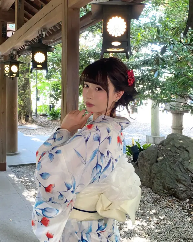 花火大会やお祭りにもおすすめ🎐🤍
⁡
白ベースに水色系の浴衣は定番ですが
ふわっとしたタッチの赤いお花が描かれた浴衣も夏らしくて可愛い🥀
⁡
帯周りもなるべくシンプルに
チュールはツヤタイプで夏っぽくしました☀️
⁡
花火大会や夏祭りにぴったりのコーディネートです✨
是非真似してみてね！
⁡
⁡
投稿がいいなと思ったら「いいね」「保存」してね🫧
⁡
_____
⁡
📲預約可透過官方網站24小時進行👀
期待大家的預約光臨！
⁡
________________________𓈒𓂂❁
⁡
⁡
アカウントタグ付けして投稿してみてね🫶🏻✨
⁡
➡︎ @rikawafuku_kawagoe
➡︎ @rikawafuku_album
⁡
皆さんの素敵なコーデも是非見せてください🤍
⁡
________________________𓈒𓂂❁
　　
⁡
【梨花和服 川越店】
⁡
最終受付時間15:30
最終返却時間17:30
⁡
※最終返却時間の17:30を1分でも過ぎると10分毎に1000円/人の延長料金が発生致しますのでご了承ください。
⁡
________________________𓈒𓂂❁
⁡
⁡
❃ おすすめプラン ❃
浴衣ヘアセットプラン
(下駄・無料巾着・髪飾りも込み！)
⁡
❃ Recommend Plan ❃
Yukata hair set plan
(Geta sandals, a free drawstring pouch, and hair accessories included!)
⁡
❃推薦方案❃
浴衣髮型設計方案
（包含木屐、免費束口袋和髮飾！）
⁡
❃ 추천 플랜 ❃
유카타 헤어 세트 플랜
(게다, 무료 복주머니, 머리 장식 포함!)
⁡
________________________𓈒𓂂❁
⁡
⁡
✤ ご予約について ✤
予約は𝐻𝑃から24時間可能◎
前日まで変更・キャンセルも無料です📝
⁡
✤ 𝐴𝑏𝑜𝑢𝑡 𝑅𝑒𝑠𝑒𝑟𝑣𝑎𝑡𝑖𝑜𝑛𝑠 ✤
𝑅𝑒𝑠𝑒𝑟𝑣𝑎𝑡𝑖𝑜𝑛𝑠 𝑐𝑎𝑛 𝑏𝑒 𝑚𝑎𝑑𝑒 𝑓𝑟𝑜𝑚 𝐻𝑃 𝑡𝑜 24 ℎ𝑜𝑢𝑟𝑠 ◎
𝐸𝑛𝑔𝑙𝑖𝑠ℎ 𝑎𝑣𝑎𝑖𝑙𝑎𝑏𝑙𝑒 
⁡
✤ 關於預約 ✤
可透過網站預約24小時◎
中文支援
⁡
✤ 예약 정보 ✤
예약은 𝐻𝑃에서 24시간 가능◎
전날까지 변경・캔슬도 무료입니다📝
⁡
________________________𓈒𓂂❁
⁡
⁡
✤ 店舗アクセス ✤
⁡
📍埼玉県川越市新富町1丁目3-5 𝐴𝑐𝑡𝑟𝑒𝑒 𝐾𝑎𝑤𝑎𝑔𝑜𝑒 7𝐹
⁡
川越店➡︎
本川越駅より徒歩2分
川越市駅より徒歩9分
川越駅より徒歩14分
⁡
⁡
⁡
皆様のご予約お待ちしております🕊
⁡
⁡
#梨花和服 #川越浴衣レンタル #川越浴衣 #浴衣レンタル #小江戸川越 #yukata #wafuku #유카타 #유카타체험 #유카타렌탈 #和服體驗 #夏祭り #浴衣デート #花火大会 #夏 #川越氷川神社