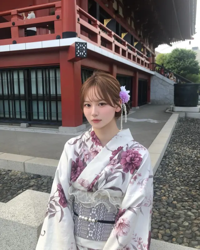 白地に大きな花が目を惹く上品でガーリーな浴衣💘
⁡
レースやパールがきらめく帯周りで可憐さも✨✨
⁡
こちらのレース帯は+1000円でオプションに追加できます🌟
⁡
________________________𓈒𓂂❁
⁡
⁡
みんなの素敵なコーデも教えて📸
⁡
➡︎ @rikawafuku
➡︎ @rikawafuku_album
⁡
アカウントタグ付けして投稿してみてね🫶🏻✨
⁡
________________________𓈒𓂂❁
⁡
⁡
⁡
📍梨花和服 浅草店
東京都台東区雷門２丁目１６−９ HULIC＆New雷門 ６Ｆ
⁡
最終受付時間15:30
最終返却時間17:30
※最終返却時間の17:30を1分でも過ぎると10分毎に1000円/人の延長料金が発生致しますのでご了承ください。
⁡
⚠️Please note that if you miss the last return time of 17:30 by even one minute, you will be charged an extra 1000 yen/person for every 10 minutes you stay.
⁡
浅草店➡︎
　東京メトロ銀座線「浅草駅」徒歩𝟛分
　都営浅草線「浅草駅」𝟛分
⁡
⁡
________________________𓈒𓂂❁
⁡
⁡
❃ おすすめプラン ❃
着物ヘアセットプラン
(草履も込み！梨花和服ではどのプランでも選び放題👘!!)
⁡
❃ Recommend Plan ❃
Kimono hair set plan
(Includes zori sandals.You can choose any plan as much as you want at rikawafuku👘)
⁡
❃推薦方案❃
和服髮型設計方案
（附送涼鞋。有了梨花和服，你可以選擇任何你想要的方案👘)
⁡
❃ 추천 플랜 ❃
기모노 헤어 세트 플랜
(신발 포함！이화 일본옷에서는 어떤 플랜에서도 선택 무제한👘!!)
⁡
________________________𓈒𓂂❁
⁡
⁡
❃ ご予約について ❃
予約はWebから24時間可能◎
前日まで変更・キャンセルも無料です📝
⁡
❃ About Reservations ❃
Reservations can be made from Website to 24hours ◎
English available 
⁡
❃ 關於預約 ❃
可透過網站預約24小時◎
中文支援
⁡
✤ 예약 정보 ✤
예약은 𝐻𝑃에서 24시간 가능◎
전날까지 변경・캔슬도 무료입니다📝
⁡
________________________𓈒𓂂❁
⁡
⁡
⁡
皆様のご予約お待ちしております🕊
⁡
⁡
⁡
#梨花和服 #浅草着物レンタル #浅草デート #기모노 #기모노체험 #기모노렌탈 #유카타#和服體驗 #浴衣 #wafuku #furisode #yukata #kimono