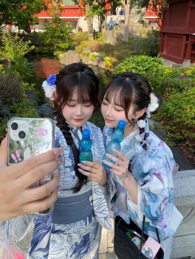 夏っぽ寒色コーデ🎐🩵

梨花和服では学生証の提示で学割料金に✨️

投稿がいいなと思ったら「いいね」「保存」してね🫧
⁡
⁡
⁡
________________________𓈒𓂂❁
⁡
⁡
アカウントタグ付けして投稿してみてね🫶🏻✨
⁡
➡︎ @rikawafuku_kamakura
➡︎ @rikawafuku_album
⁡
皆さんの素敵なコーデも是非見せてください🤍
⁡
________________________𓈒𓂂❁
　　
⁡
【ご利用について】
⁡
最終受付時間15:30
最終返却時間17:30
※最終返却時間の17:30を1分でも過ぎると10分毎に1000円/人の延長料金が発生致しますのでご了承ください。
⁡
________________________𓈒𓂂❁
⁡
⁡
✤ おすすめプラン ✤
着物ヘアセットプラン
※草履も含みます
(梨花和服ではどのプランでも選び放題👘!!)
⁡
⁡
✤ Recommended Plans ✤
Kimono hair set plan
(Includes zori sandals. You can choose any plan as much as you want at rikawafuku👘)
⁡
⁡
✤ 推薦方案 ✤
和服发型套装计划
(包括凉鞋。您可以选择任何您喜欢的和服，与计划无关👘）
⁡
⁡
⁡
✤ オプション ✤【1つ各500円】
刺繍襟
レースインナー
チュール
帯締め
バッグ
へこ帯
アームウォーマー
お面(フォローとタグ付けで¥500→¥0✨)
⁡
⁡
⁡
✤ ご予約について ✤
予約は𝐻𝑃から24時間可能◎
前日まで変更・キャンセルも無料です📝
⁡
⁡
✤ 𝐴𝑏𝑜𝑢𝑡 𝑅𝑒𝑠𝑒𝑟𝑣𝑎𝑡𝑖𝑜𝑛𝑠 ✤
𝑅𝑒𝑠𝑒𝑟𝑣𝑎𝑡𝑖𝑜𝑛𝑠 𝑐𝑎𝑛 𝑏𝑒 𝑚𝑎𝑑𝑒 𝑓𝑟𝑜𝑚 𝐻𝑃 𝑡𝑜 24 ℎ𝑜𝑢𝑟𝑠 ◎
𝐸𝑛𝑔𝑙𝑖𝑠ℎ 𝑎𝑣𝑎𝑖𝑙𝑎𝑏𝑙𝑒 
⁡
⁡
✤ 關於預約 ✤
可透過網站預約24小時◎
中文支援
⁡
⁡
✤ 店舗アクセス ✤
⁡
📍神奈川県鎌倉市小町2丁目12-37 ティアイビルⅡ 2-B
⁡
鎌倉店⇨JR鎌倉駅徒歩4分
⁡
⁡
⁡
皆様のご予約お待ちしております🕊

#梨花和服 #鎌倉着物レンタル #鎌倉着物 #鎌倉観光 #江ノ島観光  #江ノ島  #観光  #浴衣  #浴衣撮影  #プリクラ  #ぷりくら倶楽部  #デジカメ  #自撮り界限  #縁日  #お祭り  #なつ  #夏休み  #今日のコーディネート  #学生  #kimono  #yukata  #japan  #japantravelgallery  #kamakura  #関東旅行  #デートスポット  #🇯🇵 #👘 #🌺