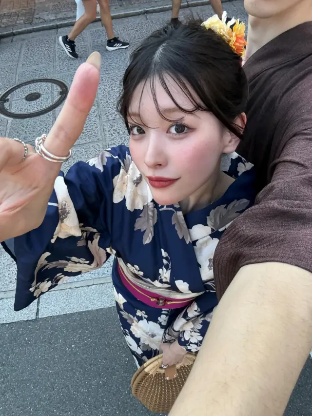 浴衣でデート👫💞

梨花和服のカップルプランでお得にレンタル！

投稿がいいなと思ったら「いいね」「保存」してね🫧
⁡
⁡
⁡
________________________𓈒𓂂❁
⁡
⁡
アカウントタグ付けして投稿してみてね🫶🏻✨
⁡
➡︎ @rikawafuku_kamakura
➡︎ @rikawafuku_album
⁡
皆さんの素敵なコーデも是非見せてください🤍
⁡
________________________𓈒𓂂❁
　　
⁡
【ご利用について】
⁡
最終受付時間15:30
最終返却時間17:30
※最終返却時間の17:30を1分でも過ぎると10分毎に1000円/人の延長料金が発生致しますのでご了承ください。
⁡
________________________𓈒𓂂❁
⁡
⁡
✤ おすすめプラン ✤
着物ヘアセットプラン
※草履も含みます
(梨花和服ではどのプランでも選び放題👘!!)
⁡
⁡
✤ Recommended Plans ✤
Kimono hair set plan
(Includes zori sandals. You can choose any plan as much as you want at rikawafuku👘)
⁡
⁡
✤ 推薦方案 ✤
和服发型套装计划
(包括凉鞋。您可以选择任何您喜欢的和服，与计划无关👘）
⁡
⁡
⁡
✤ オプション ✤【1つ各500円】
刺繍襟
レースインナー
チュール
帯締め
バッグ
へこ帯
アームウォーマー
お面(フォローとタグ付けで¥500→¥0✨)
⁡
⁡
⁡
✤ ご予約について ✤
予約は𝐻𝑃から24時間可能◎
前日まで変更・キャンセルも無料です📝
⁡
⁡
✤ 𝐴𝑏𝑜𝑢𝑡 𝑅𝑒𝑠𝑒𝑟𝑣𝑎𝑡𝑖𝑜𝑛𝑠 ✤
𝑅𝑒𝑠𝑒𝑟𝑣𝑎𝑡𝑖𝑜𝑛𝑠 𝑐𝑎𝑛 𝑏𝑒 𝑚𝑎𝑑𝑒 𝑓𝑟𝑜𝑚 𝐻𝑃 𝑡𝑜 24 ℎ𝑜𝑢𝑟𝑠 ◎
𝐸𝑛𝑔𝑙𝑖𝑠ℎ 𝑎𝑣𝑎𝑖𝑙𝑎𝑏𝑙𝑒 
⁡
⁡
✤ 關於預約 ✤
可透過網站預約24小時◎
中文支援
⁡
⁡
✤ 店舗アクセス ✤
⁡
📍神奈川県鎌倉市小町2丁目12-37 ティアイビルⅡ 2-B
⁡
鎌倉店⇨JR鎌倉駅徒歩4分
⁡
⁡
⁡
皆様のご予約お待ちしております🕊

#梨花和服 #鎌倉着物レンタル #鎌倉着物 #鎌倉観光 #江ノ島観光  #浴衣  #カップル  #カップル撮影  #デートスポット  #デート  #デートコーデ  #江ノ島  #江ノ島デート  #浴衣撮影  #撮影  #なつ  #夏ファッション  #観光スポット  #japan  #kamakura  #yukata  #kimono  #和服  #和服體驗  #和服美人  #和服出租