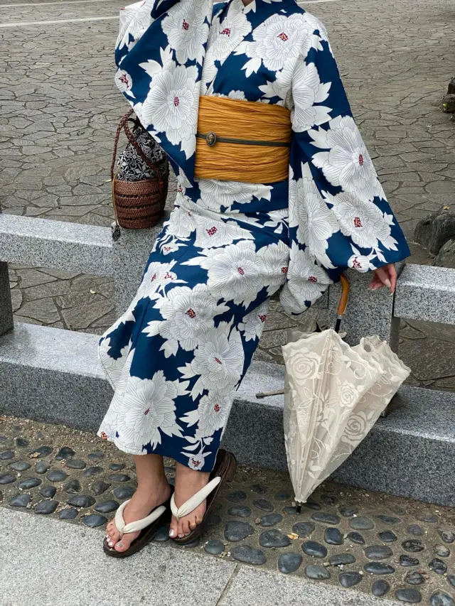 青×マスタード🎐

アクセントカラーで創る目を引く浴衣コーディネート👀

投稿がいいなと思ったら「いいね」「保存」してね🫧
⁡
⁡
⁡
________________________𓈒𓂂❁
⁡
⁡
アカウントタグ付けして投稿してみてね🫶🏻✨
⁡
➡︎ @rikawafuku_kamakura
➡︎ @rikawafuku_album
⁡
皆さんの素敵なコーデも是非見せてください🤍
⁡
________________________𓈒𓂂❁
　　
⁡
【ご利用について】
⁡
最終受付時間15:30
最終返却時間17:30
※最終返却時間の17:30を1分でも過ぎると10分毎に1000円/人の延長料金が発生致しますのでご了承ください。
⁡
________________________𓈒𓂂❁
⁡
⁡
✤ おすすめプラン ✤
着物ヘアセットプラン
※草履も含みます
(梨花和服ではどのプランでも選び放題👘!!)
⁡
⁡
✤ Recommended Plans ✤
Kimono hair set plan
(Includes zori sandals. You can choose any plan as much as you want at rikawafuku👘)
⁡
⁡
✤ 推薦方案 ✤
和服发型套装计划
(包括凉鞋。您可以选择任何您喜欢的和服，与计划无关👘）
⁡
⁡
⁡
✤ オプション ✤【1つ各500円】
刺繍襟
レースインナー
チュール
帯締め
バッグ
へこ帯
アームウォーマー
お面(フォローとタグ付けで¥500→¥0✨)
⁡
⁡
⁡
✤ ご予約について ✤
予約は𝐻𝑃から24時間可能◎
前日まで変更・キャンセルも無料です📝
⁡
⁡
✤ 𝐴𝑏𝑜𝑢𝑡 𝑅𝑒𝑠𝑒𝑟𝑣𝑎𝑡𝑖𝑜𝑛𝑠 ✤
𝑅𝑒𝑠𝑒𝑟𝑣𝑎𝑡𝑖𝑜𝑛𝑠 𝑐𝑎𝑛 𝑏𝑒 𝑚𝑎𝑑𝑒 𝑓𝑟𝑜𝑚 𝐻𝑃 𝑡𝑜 24 ℎ𝑜𝑢𝑟𝑠 ◎
𝐸𝑛𝑔𝑙𝑖𝑠ℎ 𝑎𝑣𝑎𝑖𝑙𝑎𝑏𝑙𝑒 
⁡
⁡
✤ 關於預約 ✤
可透過網站預約24小時◎
中文支援
⁡
⁡
✤ 店舗アクセス ✤
⁡
📍神奈川県鎌倉市小町2丁目12-37 ティアイビルⅡ 2-B
⁡
鎌倉店⇨JR鎌倉駅徒歩4分
⁡
⁡
⁡
皆様のご予約お待ちしております🕊

#梨花和服 #鎌倉着物レンタル #鎌倉着物 #鎌倉観光 #江ノ島観光  #江ノ島  #関東旅行  #カップルデート  #浴衣  #浴衣撮影  #コーティネート  #なつ  #夏服コーデ  #夏イベント  #自撮り  #浴衣女子  #浴衣ポートレート  #ヘアアレンジ  #japan  #kamakura #yukata👘  #和服體驗  #和服出租